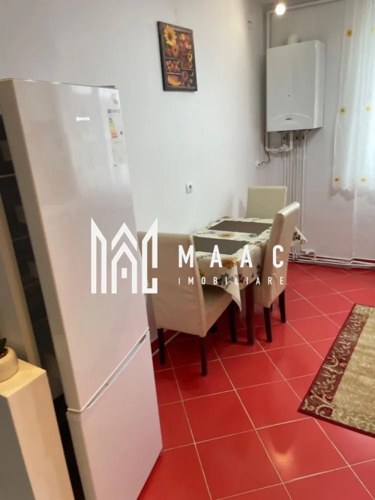 Apartament 2 camere | 54 MPU | Decomandat | Balcon | Hipodrom 2 - Maac Imobiliare vă propune spre închiriere un apartament cu 2 camere, situat într-o zonă foarte bine poziționată, în apropierea numeroaselor puncte de interes: magazine, școli, grădinițe și stații de autobuz. Apartamentul este decomandat și dispune de: living luminos dormitor balcon cameră de depozitare, hol spațios Locuința se închiriază complet mobilată și utilată, fiind pregătită pentru mutare imediată. Condiții de închiriere: Se percepe o garanție în cuantumul unei chirii lunare. Animalele de companie nu sunt acceptate. Este ideală pentru o familie sau o persoană care își dorește confort și acces facil către toate facilitățile urbane. Pentru mai multe detalii și programarea unei vizionări, vă invităm să contactați Maac Imobiliare, specificând ID: CP2895734 }}