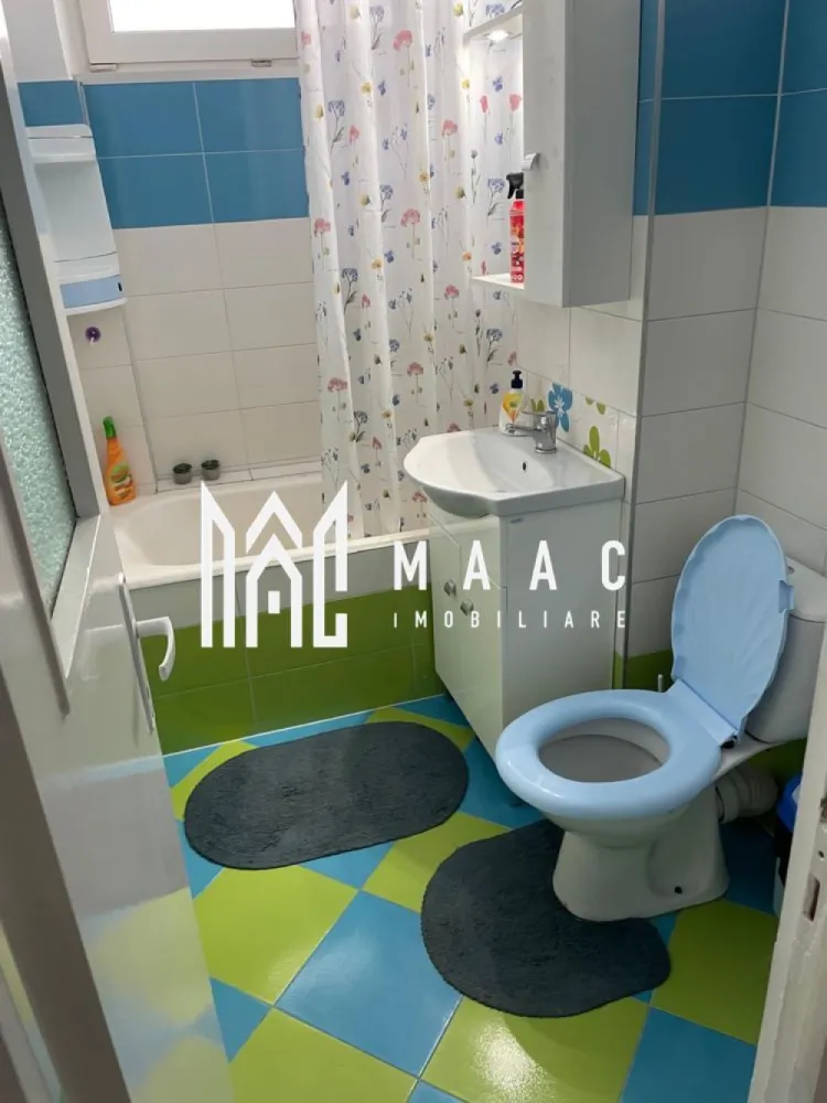 Apartament 2 camere | 54 MPU | Decomandat | Balcon | Hipodrom 2 - Maac Imobiliare vă propune spre închiriere un apartament cu 2 camere, situat într-o zonă foarte bine poziționată, în apropierea numeroaselor puncte de interes: magazine, școli, grădinițe și stații de autobuz. Apartamentul este decomandat și dispune de: living luminos dormitor balcon cameră de depozitare, hol spațios Locuința se închiriază complet mobilată și utilată, fiind pregătită pentru mutare imediată. Condiții de închiriere: Se percepe o garanție în cuantumul unei chirii lunare. Animalele de companie nu sunt acceptate. Este ideală pentru o familie sau o persoană care își dorește confort și acces facil către toate facilitățile urbane. Pentru mai multe detalii și programarea unei vizionări, vă invităm să contactați Maac Imobiliare, specificând ID: CP2895734 }}