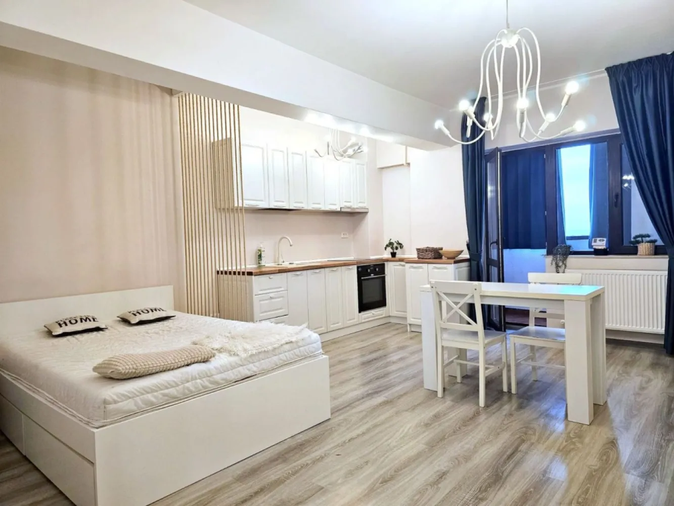 De vanzare apartament cu o camera etaj 8, Italian Residence, 69.000 euro - Mag Invest vă propune spre vânzare un apartament modern cu o cameră și dependințe, situat în prestigiosul complex Italian Residence, pe Bulevardul George Coșbuc, în imediata apropiere a Shopping City Galați.
Amplasat într-un imobil construit în anul 2010, apartamentul are o suprafață de 37 mp și este poziționat la etajul 8 din 12, beneficiind de orientare vestică, ceea ce îi oferă luminozitate și un ambient plăcut pe tot parcursul zilei.
Locuința este ideală atât pentru locuit, cât și pentru investiție, fiind complet mobilată și utilată, amenajată într-un stil modern și primitor, exact ca în fotografiile de prezentare. Apartamentul dispune și de balcon, un spațiu perfect pentru relaxare și momente de liniște.
Proprietatea beneficiază de:
- centrală termică proprie;
- aer condiționat;
- balcon;
- tâmplărie PVC cu geam termopan;
- ușă metalică la intrare;
- uși interioare MDF;
- finisaje de calitate: gresie, faianță și parchet;
- mobilier și electrocasnice moderne.
Complexul Italian Residence oferă un standard ridicat de confort și siguranță, fiind dotat cu:
- două ascensoare moderne;
- videointerfon;
- sistem de supraveghere video;
- acces securizat.
Poziționarea excelentă, în zona Shopping City, asigură acces rapid către centre comerciale, mijloace de transport, restaurante, spații verzi și toate facilitățile necesare unui stil de viață modern.
Apartamentul se vinde complet mobilat și utilat, fiind pregătit pentru mutare imediată sau pentru a fi valorificat ca investiție în vederea închirierii.
Preț de vânzare: 69.000 Euro, negociabil.
Pentru informații suplimentare și programarea unei vizionări:
Mag Invest
Telefon: 0746.252.252 Liliana Ene.
