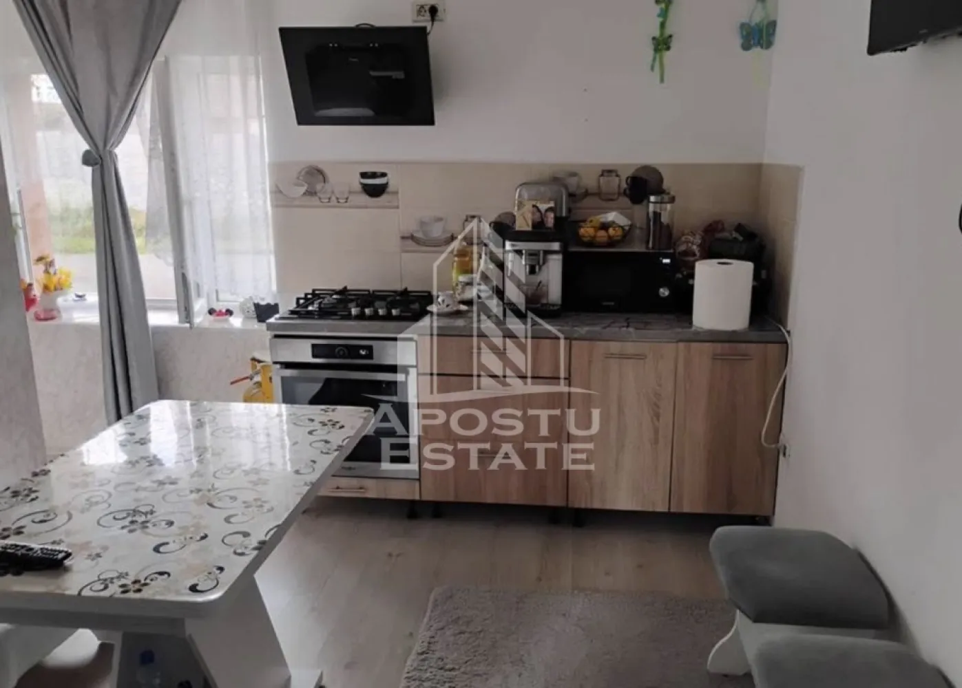Casa individuala - APOSTU ESTATEva ofera spre vanzare Casa individuala in zona - Ianova(Com.Remetea Mare) 

Constructie veche din vaiuga izolatie exterioaracomplet renovatageamuri PVCacoperis nougar nou in curs de finisare.Deschidere de 15 ml.

Compartimentare;hol lung4 camere 1 bucatarie1 baiedressingpod inalt.

Suprafata totala construita 136 mp suprafata utila 110 mp si teren 300 mp.

Sistem de irigatie pentru gazoncamere videosistem de lumina in casa Philips care se aprinde din telefon.

Va asteptam cu drag la o vizionare!Mai multe detalii la telefon!

 

. ID intern: 10453.