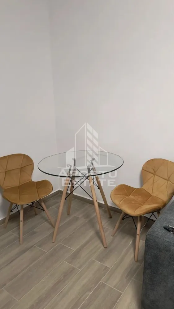 Apartament cu 1 camere , de inchiriat , Zona Complex, Timisoara - Agentia imobiliara APOSTU ESTATE va propune spre inchiriere un apartament cu 1 cameră , spatios si luminos, situat in zona Complex , o zona linistita si bine pozitionata din Timisoara, potrivit pentru cupluri,familii, sau studenti care isi doresc o locuinta unde sa se simta confortabil si cu acces facil catre scoli, statii de autobuz, supermarketuri , magazine de zona, parcuri.

Suprafata utila: 21mp
Compartimentare eficienta:
-Bucatarie complet mobilata si utilata
-Dormitor mobilat si utilat cu canapea extensibila 
-Baie prevazuta cu duș 
Confort si facilitati:
-Incalzirea apartamentului: colterm
-Apartamentul este complet mobilat si utilat de către proprietar 
Localizare:
-Timis,Timisoara, zona Complexul Studențesc – acces facil spre magazine, supermarketul Lidl, scoli, parcuri si mijloace de transport in comun.

Ideal pentru:
-Cupluri
-Studenti

Pret chirie lunara: 330 euro ( usor negociabil)
Programeaza o vizionare pentru a-ti putea imagina viitorul aici!
ID intern: CP3148013