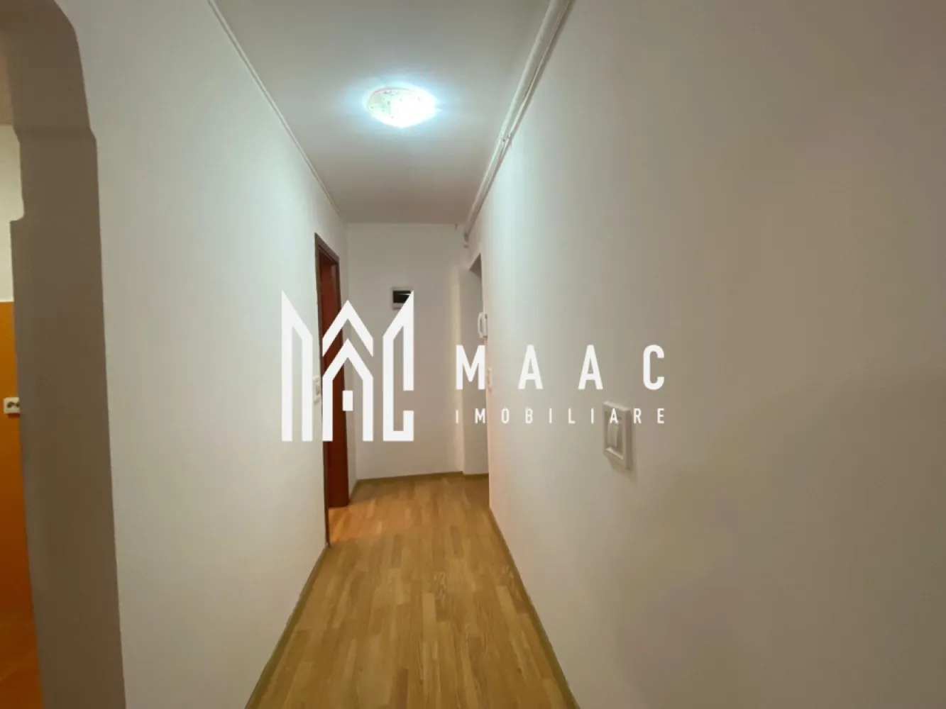 Apartament 1 camera | Etaj 2 | 45mp | Strand - MAAC Imobiliare vă ofera spre vânzare un apartament cu 1 camera, situat într-un cartier rezidențial liniștit, cu construcții noi, în apropierea Parcurilor Belvedere și Sub Arini. 

Apartamentul beneficiază de un loc de parcare privat.

Tip imobil: Apartament semidecomandat
An construcție: 2012
Etaj: 2/4
Suprafață utilă: 45 mp
Balcon: închis
Încălzire: Centrală proprie
Baie: Complet utilată

Avantaje:
Locație excelentă: Aproape de Parcul Belvedere și Parcul Sub Arini
Loc de parcare privat.

Cartier rezidențial: Zonă liniștită, cu acces rapid la centre comerciale, școli și transport public
Acest apartament este ideal pentru o persoană sau un cuplu.

Pentru mai multe detalii sau pentru a programa o vizionare va rugam sepcificati telefonic ID: CP2258112