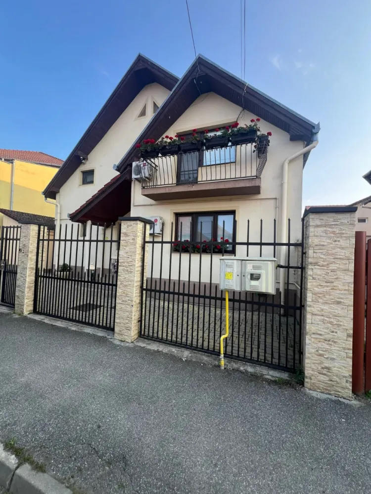 EXCLUSIVITATE – Vila eleganta, complet mobilata, aproape de Parcul Sub Arini – 793.000 euro - Te invităm să descoperi o proprietate remarcabilă, unde luxul întâlnește funcționalitatea – o casă spațioasă, complet mobilată cu mobilier de înaltă calitate, ideală pentru un stil de viață modern și confortabil.Situată într-o zonă liniștită, cu acces din două străzi și la doar 5 minute de Parcul Sub Arini, această casă impresionează prin generozitatea spațiilor și dotările sale premium.Suprafața totală utilă:Parter: 125 mp;Etaj: 95 mp;Pod mansardabil: 60 mp;Compartimentare parter:Living elegant de 33,1 mp;Birou de 17,6 mp;Dormitor de 16,72 mp;Baie spațioasă cu geam de aerisire – 7,5 mp;Holuri și spații de depozitare (5 mp + 9,25 mp);Bucătărie principală generoasă de 45 mp, complet mobilată și utilatăDebara din bucătărie – 6 mp;A doua bucătărie, de 35 mp, complet dotată, care deservește terasa acoperită – ideală pentru mesele cu familia și prietenii în aer liber.Compartimentare etaj:3 dormitoare (22,5 mp, 16,7 mp, 16,7 mp);Baie cu fereastră de 7,5 mpHol de 9,24 mpAcces către podul mansardabil – 60 mp (ideal pentru spațiu de hobby, birou sau dormitor suplimentar)Dotări și finisaje premium:Mobilier superb de calitatePardoseli din parchet, gresie, marmură și travertinCentrală termică + aer condiționat cu termostat în fiecare camerăTermopane, finisaje de calitateScări exterioare placate cu marmură/travertinSupraveghere videoPoartă electrică pentru acces autoExterior și curte:Teren: 600 mp – zonă verde și curte complet pavatăTerasă acoperită și amenajată (aprox. 150 mp) cu zonă de grillGaraj de 48,6 mp pentru 3 mașiniMagazie de 15 mpAcces din două străziO casă completă, gata să devină “acasă” – elegantă, funcțională și bine poziționată!Preț: 793.000 euroContactează-ne pentru vizionare! }}