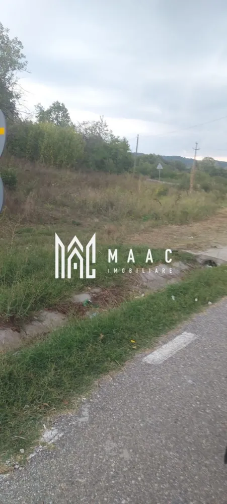 Pachet terenuri | Acces sosea | Lădești – Vâlcea - MAAC IMOBILIARE va propune spre vânzare un pachet de terenuri cu potențial investițional, amplasate în apropierea șoselei , in localitatea Lădești, județul Vâlcea Oferta cuprinde: -->1 parcelă de teren intravilan, 1820 mp (5.000 EUR), cu potențial de dezvoltare, conform reglementărilor urbanistice locale -->3 parcele de teren extravilan, cu destinație agricolă, potrivite pentru exploatare, arendare sau investiție pe termen mediu și lung: -1440 mp- la șosea, vis a vis de parcela intravilana (2.500 EUR) -1080 mp-parcela marginita de padure (1.500 EUR) -2000 mp- pădure pe o latura de 2 m in lățime, 264 m in lungime (2.500 EUR) Terenurile se remarcă prin: Amplasare avantajoasă, aproape de axa rutieră principală Topografie favorabilă și parcele bine delimitate Acces existent Documentație completă, fără sarcini Proprietățile pot fi achiziționate individual sau ca pachet, reprezentând o oportunitate solidă pentru investitori, dezvoltatori sau persoane interesate de diversificarea portofoliului imobiliar. Pentru mai multe detalii precizati telefonic ca ati vazut anuntul cu ID:CP2891012 }}