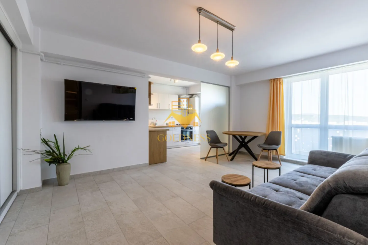 3 camere, Parcare, Bloc nou, USAMV, Manastur,New City Frunzisului - GOLDNESS Imobiliare vă propune spre PRIMA INCHIRIERE un apartament cu 3 camere open-space complet mobilat și utilat, in bloc nou, cu lift, la etajul 4 într-un imobil de 4 etaje, Strada Frunzisului, in Ansamblul New City Frunzisului, în Cartierul Manastur.
Dispune de loc de parcare subteran cu 50e/luna!
Se află în apropierea stațiilor de transport în comun, magazine, restaurante, spații verzi, farmacii, etc. 

Apartamentul este compartimentat astfel:
 - dormitor cu pat matrimonial, noptiere
 - Camera/Birou mobilat cu un birou, scaun de birou si dulap
 - living cu bucatarie open-space complet utilată și mobilată, canapea extensibilă, loc de servit masa, dulap spatios 
 - baie cu dus walk-in, calorifer port prosop și dulap pentru depozitare.
 - hol la intrare pantofar si cuier
 - balcon de 5 mp

Imobilul este dotat cu toate cele necesare- centrală proprie, frigider, aragaz, hotă, mașină de spălat haine, aer conditionat,etc. 

Dacă sunteți interesați de acest apartament și doriți să îl vizionați, dar și pentru alte oferte nu ezitați să ne contactați telefonic sau prin e-mail. Vă stăm la dispoziție!
Pentru intermediere se percepe un comision de 50% din prețul chiriei!