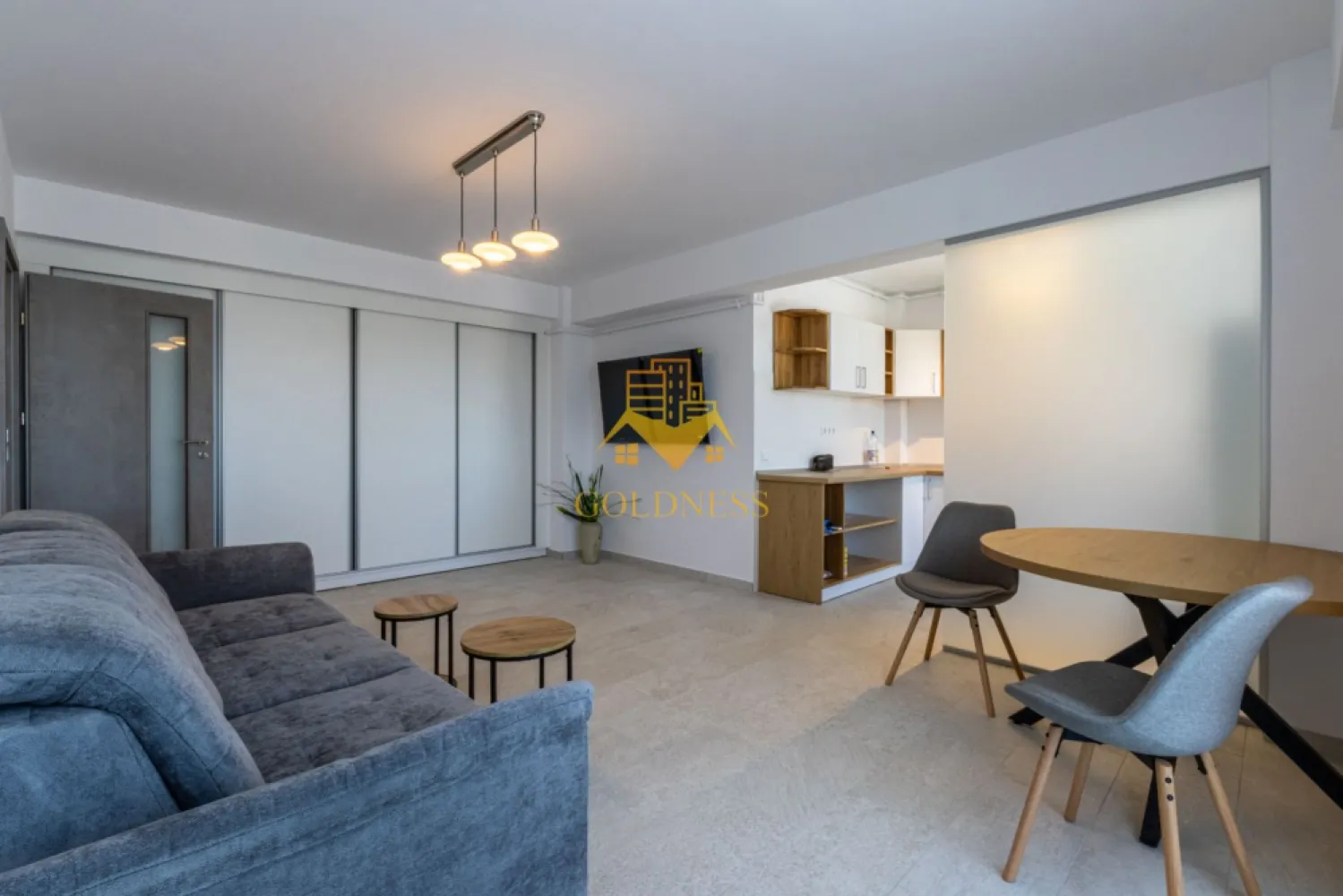 3 camere, Parcare, Bloc nou, USAMV, Manastur,New City Frunzisului - GOLDNESS Imobiliare vă propune spre PRIMA INCHIRIERE un apartament cu 3 camere open-space complet mobilat și utilat, in bloc nou, cu lift, la etajul 4 într-un imobil de 4 etaje, Strada Frunzisului, in Ansamblul New City Frunzisului, în Cartierul Manastur.
Dispune de loc de parcare subteran cu 50e/luna!
Se află în apropierea stațiilor de transport în comun, magazine, restaurante, spații verzi, farmacii, etc. 

Apartamentul este compartimentat astfel:
 - dormitor cu pat matrimonial, noptiere
 - Camera/Birou mobilat cu un birou, scaun de birou si dulap
 - living cu bucatarie open-space complet utilată și mobilată, canapea extensibilă, loc de servit masa, dulap spatios 
 - baie cu dus walk-in, calorifer port prosop și dulap pentru depozitare.
 - hol la intrare pantofar si cuier
 - balcon de 5 mp

Imobilul este dotat cu toate cele necesare- centrală proprie, frigider, aragaz, hotă, mașină de spălat haine, aer conditionat,etc. 

Dacă sunteți interesați de acest apartament și doriți să îl vizionați, dar și pentru alte oferte nu ezitați să ne contactați telefonic sau prin e-mail. Vă stăm la dispoziție!
Pentru intermediere se percepe un comision de 50% din prețul chiriei!