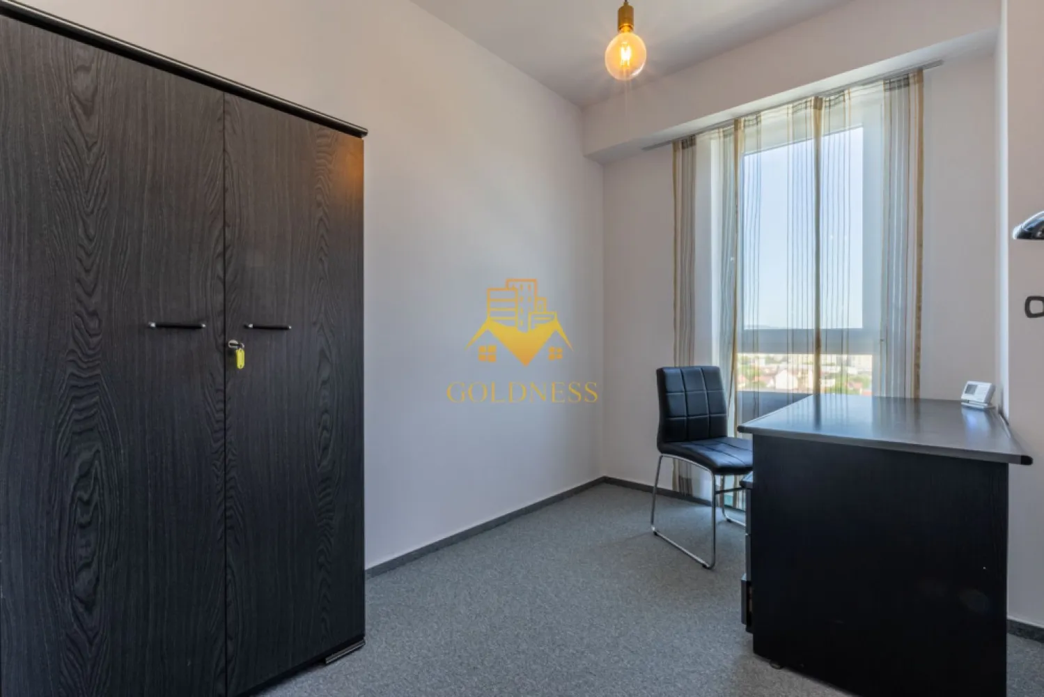 3 camere, Parcare, Bloc nou, USAMV, Manastur,New City Frunzisului - GOLDNESS Imobiliare vă propune spre PRIMA INCHIRIERE un apartament cu 3 camere open-space complet mobilat și utilat, in bloc nou, cu lift, la etajul 4 într-un imobil de 4 etaje, Strada Frunzisului, in Ansamblul New City Frunzisului, în Cartierul Manastur.
Dispune de loc de parcare subteran cu 50e/luna!
Se află în apropierea stațiilor de transport în comun, magazine, restaurante, spații verzi, farmacii, etc. 

Apartamentul este compartimentat astfel:
 - dormitor cu pat matrimonial, noptiere
 - Camera/Birou mobilat cu un birou, scaun de birou si dulap
 - living cu bucatarie open-space complet utilată și mobilată, canapea extensibilă, loc de servit masa, dulap spatios 
 - baie cu dus walk-in, calorifer port prosop și dulap pentru depozitare.
 - hol la intrare pantofar si cuier
 - balcon de 5 mp

Imobilul este dotat cu toate cele necesare- centrală proprie, frigider, aragaz, hotă, mașină de spălat haine, aer conditionat,etc. 

Dacă sunteți interesați de acest apartament și doriți să îl vizionați, dar și pentru alte oferte nu ezitați să ne contactați telefonic sau prin e-mail. Vă stăm la dispoziție!
Pentru intermediere se percepe un comision de 50% din prețul chiriei!
