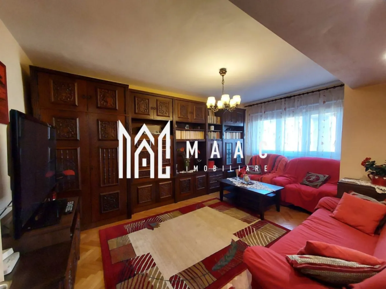 Apartament 2 Camere | Etaj 3 | Decomandat | 51 MPU | Strand - MAAC Imobiliare vă propune spre vânzare un apartament cu 2 camere, situat în cartierul Ștrand, una dintre cele mai căutate zone ale orașului, datorită poziționării verzi, liniștite și accesului rapid către punctele principale de interes. Locuința se află la etajul 3 al unui imobil cu 4 niveluri, beneficiind de lumină naturală bună și o structură interioară echilibrată, potrivită pentru locuire personală sau investiție în închiriere. Detalii tehnice și compartimentare Apartamentul dispune de 56 mp utili, distribuiți eficient în living, dormitor, bucătărie, hol și baie. Beneficiază de instalație electrică schimbată, un avantaj important pentru siguranță și viitoare adaptări ale spațiului. Avantaje ale zonei. Proprietatea este amplasată într-o parte foarte apreciată a cartierului, la doar câțiva pași de Parcul Ștrand, un punct major pentru activități în aer liber, plimbări, recreere și timp petrecut cu familia. În proximitate imediată se găsesc magazine, farmacii, Liceul Onisifor Ghibu și Școala Nr. 1, ceea ce face ca locuința să fie ideală și pentru familii cu copii. De ce merită văzut? Locație premium, cu acces rapid către centru Zonă matură și liniștită, ferită de trafic intens Apartament pregătit pentru personalizare Ideal pentru locuire, dar și pentru închiriere pe termen lung Locație: Ștrand, Sibiu Pentru mai multe detalii sau programarea unei vizionări, ne puteți contacta menționând ID: CP2840972 }}