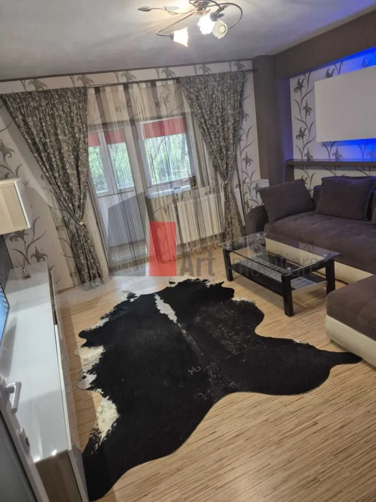 Vanzare apartament 3 camere -Crangasi -Lacul Morii - Vindem apartament 3 camere decomandat situat in Crangasi chiar langa Lacul Morii,in fata falezei.
Apartamentul a fost renovat in urma cu 4 ani si se vinde complet mobilat si utilat.
Dispune de centrala pe gaz si aparat de aer conditionat.
Una din cele 2 bai a fost transformata in dressing dar se poate aduce la starea initiala peretele fiind din rigips
Se afla la 3 minute de parc si 8 minute de metrou.
Este situat la parterul unui imobil cu 8 etaje,construit in anul 1992.
Loc de parcare de la ADP