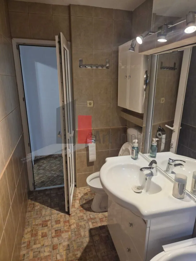 Vanzare apartament 3 camere -Crangasi -Lacul Morii - Vindem apartament 3 camere decomandat situat in Crangasi chiar langa Lacul Morii,in fata falezei.
Apartamentul a fost renovat in urma cu 4 ani si se vinde complet mobilat si utilat.
Dispune de centrala pe gaz si aparat de aer conditionat.
Una din cele 2 bai a fost transformata in dressing dar se poate aduce la starea initiala peretele fiind din rigips
Se afla la 3 minute de parc si 8 minute de metrou.
Este situat la parterul unui imobil cu 8 etaje,construit in anul 1992.
Loc de parcare de la ADP