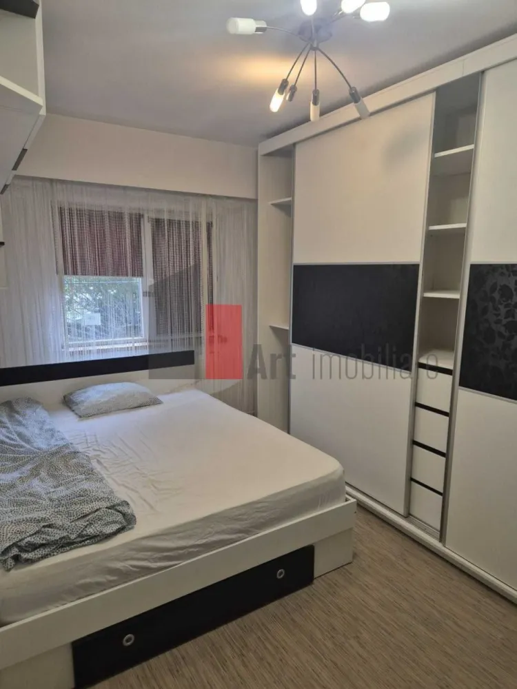 Vanzare apartament 3 camere -Crangasi -Lacul Morii - Vindem apartament 3 camere decomandat situat in Crangasi chiar langa Lacul Morii,in fata falezei.
Apartamentul a fost renovat in urma cu 4 ani si se vinde complet mobilat si utilat.
Dispune de centrala pe gaz si aparat de aer conditionat.
Una din cele 2 bai a fost transformata in dressing dar se poate aduce la starea initiala peretele fiind din rigips
Se afla la 3 minute de parc si 8 minute de metrou.
Este situat la parterul unui imobil cu 8 etaje,construit in anul 1992.
Loc de parcare de la ADP