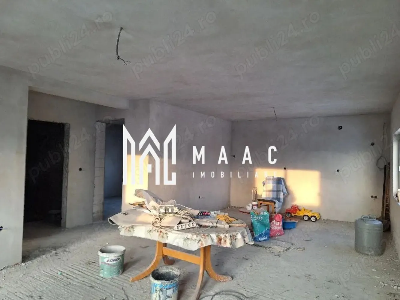 Casa individuala | Teren 328 | 3 camere | Cristian - MAAC Imobiliare vă propune spre vânzare o casă individuală cu 3 camere, situată în localitatea Cristian. Imobilul este dispuns pe un singur nivel, este intabulat și oferă un confort optim pentru o familie sau pentru cei care își doresc o locuință practică și bine compartimentată. Compartimentare: living cu bucătărie open-space 2 dormitoare baie hol 2 terase pod, ideal pentru depozitare Curtea este amenajată în partea din față a casei, oferind spațiu pentru relaxare sau activități în aer liber. Terenul este în concesiune, iar utilitatea de gaz se află la poartă. Proprietatea reprezintă o alegere potrivită pentru cei care caută liniște, acces facil și o locuință funcțională, într-o zonă apreciată. Pentru mai multe detalii sau pentru programarea unei vizionări, echipa MAAC Imobiliare vă stă la dispoziție. ID: CP2890088. }}