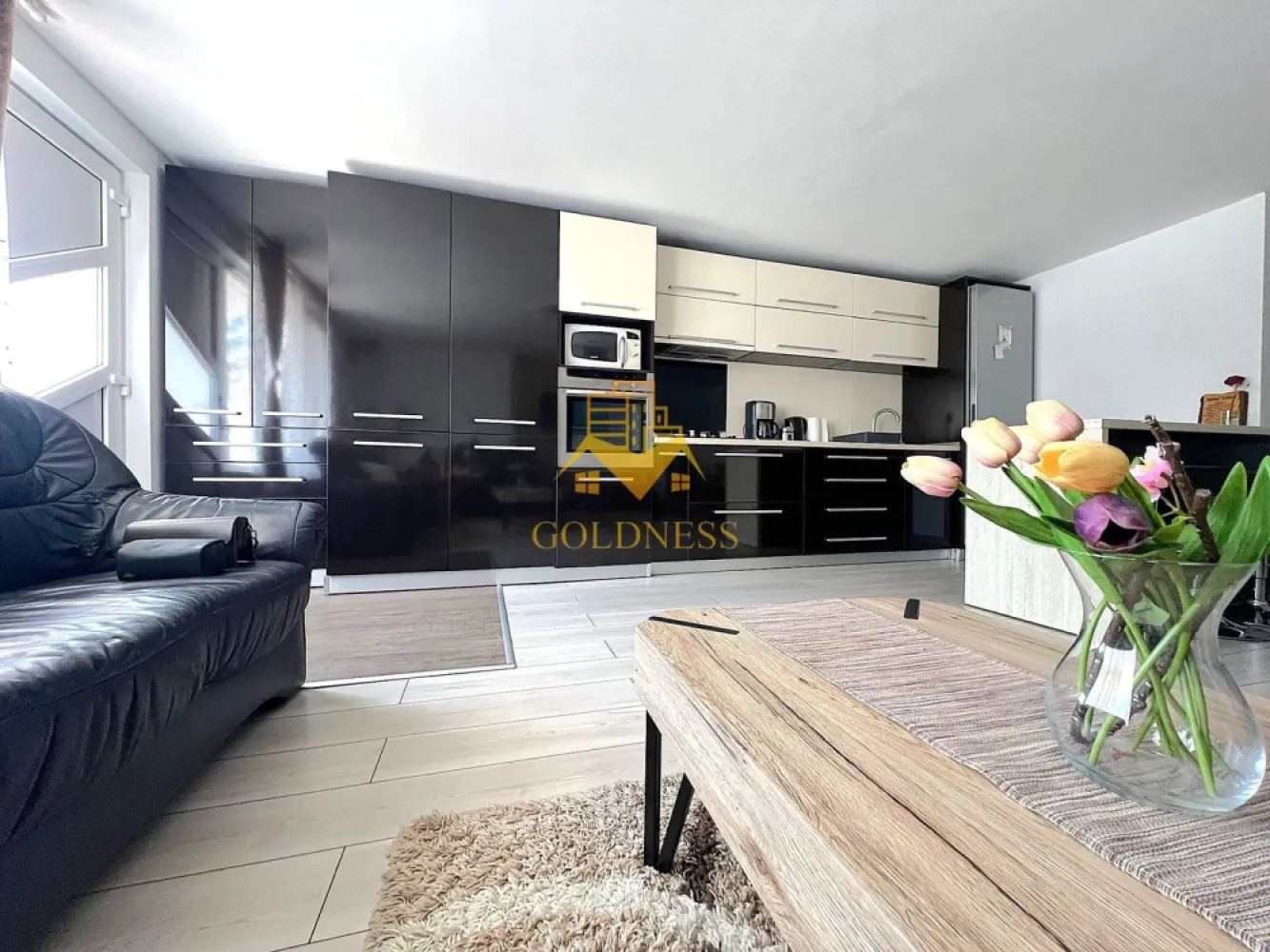 3 camere, Europa, Eugen Ionesco, Golden Tulip, Observatorului, Lunii - GOLDNESS Imobiliare vă propune spre închiriere un apartament la casa cu 3 camere open-space, complet mobilat și utilat, la Parterul unei vile cu 1 etaj, în Cartierul Zorilor, in apropiere de strada Observatorului si Golden Tulip.
Posibilitate de parcare in zona la liber!
Se află în apropierea stațiilor de transport în comun, magazine, restaurante, spații verzi, farmacii, etc. 

Apartamentul este compartimentat astfel:
 - dormitor cu pat matrimonial, dressing, noptiere
 - dormitor cu pat matrimonial, dressing, noptiere, canapea extensibila. 
 - living cu bucatarie open space complet utilată și mobilată, canapea, fotolii, loc de servit masa
 - baie cu cada, geam, calorifer port prosop și dulap pentru depozitare.
- debara

Imobilul este dotat cu toate cele necesare- termoficare prin calorifere (centrala este pentru toata vila si se imparte la 3 apartamente), frigider, aragaz, hotă, mașină de spălat haine, etc. 
Dacă sunteți interesați de acest apartament și doriți să îl vizionați, dar și pentru alte oferte nu ezitați să ne contactați telefonic sau prin e-mail. Vă stăm la dispoziție!

Pentru intermediere se percepe un comision de 50% din prețul chiriei!
