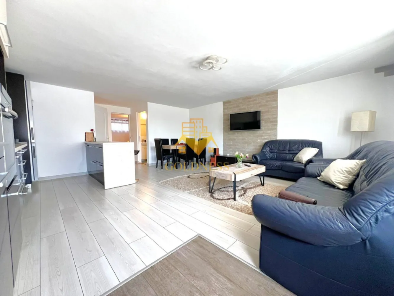 3 camere, Europa, Eugen Ionesco, Golden Tulip, Observatorului, Lunii - GOLDNESS Imobiliare vă propune spre închiriere un apartament la casa cu 3 camere open-space, complet mobilat și utilat, la Parterul unei vile cu 1 etaj, în Cartierul Zorilor, in apropiere de strada Observatorului si Golden Tulip.
Posibilitate de parcare in zona la liber!
Se află în apropierea stațiilor de transport în comun, magazine, restaurante, spații verzi, farmacii, etc. 

Apartamentul este compartimentat astfel:
 - dormitor cu pat matrimonial, dressing, noptiere
 - dormitor cu pat matrimonial, dressing, noptiere, canapea extensibila. 
 - living cu bucatarie open space complet utilată și mobilată, canapea, fotolii, loc de servit masa
 - baie cu cada, geam, calorifer port prosop și dulap pentru depozitare.
- debara

Imobilul este dotat cu toate cele necesare- termoficare prin calorifere (centrala este pentru toata vila si se imparte la 3 apartamente), frigider, aragaz, hotă, mașină de spălat haine, etc. 
Dacă sunteți interesați de acest apartament și doriți să îl vizionați, dar și pentru alte oferte nu ezitați să ne contactați telefonic sau prin e-mail. Vă stăm la dispoziție!

Pentru intermediere se percepe un comision de 50% din prețul chiriei!