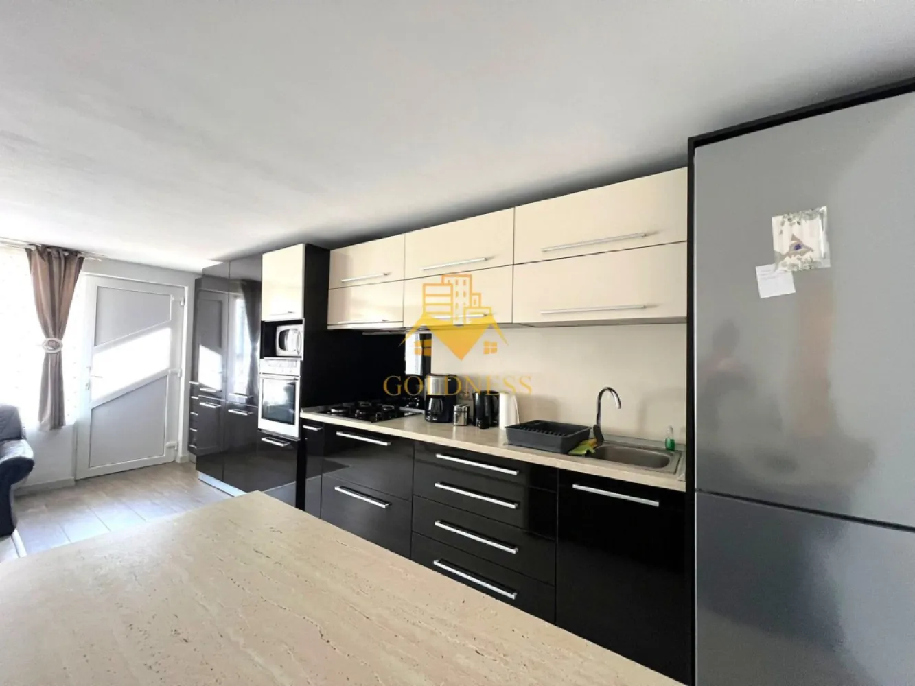 3 camere, Europa, Eugen Ionesco, Golden Tulip, Observatorului, Lunii - GOLDNESS Imobiliare vă propune spre închiriere un apartament la casa cu 3 camere open-space, complet mobilat și utilat, la Parterul unei vile cu 1 etaj, în Cartierul Zorilor, in apropiere de strada Observatorului si Golden Tulip.
Posibilitate de parcare in zona la liber!
Se află în apropierea stațiilor de transport în comun, magazine, restaurante, spații verzi, farmacii, etc. 

Apartamentul este compartimentat astfel:
 - dormitor cu pat matrimonial, dressing, noptiere
 - dormitor cu pat matrimonial, dressing, noptiere, canapea extensibila. 
 - living cu bucatarie open space complet utilată și mobilată, canapea, fotolii, loc de servit masa
 - baie cu cada, geam, calorifer port prosop și dulap pentru depozitare.
- debara

Imobilul este dotat cu toate cele necesare- termoficare prin calorifere (centrala este pentru toata vila si se imparte la 3 apartamente), frigider, aragaz, hotă, mașină de spălat haine, etc. 
Dacă sunteți interesați de acest apartament și doriți să îl vizionați, dar și pentru alte oferte nu ezitați să ne contactați telefonic sau prin e-mail. Vă stăm la dispoziție!

Pentru intermediere se percepe un comision de 50% din prețul chiriei!