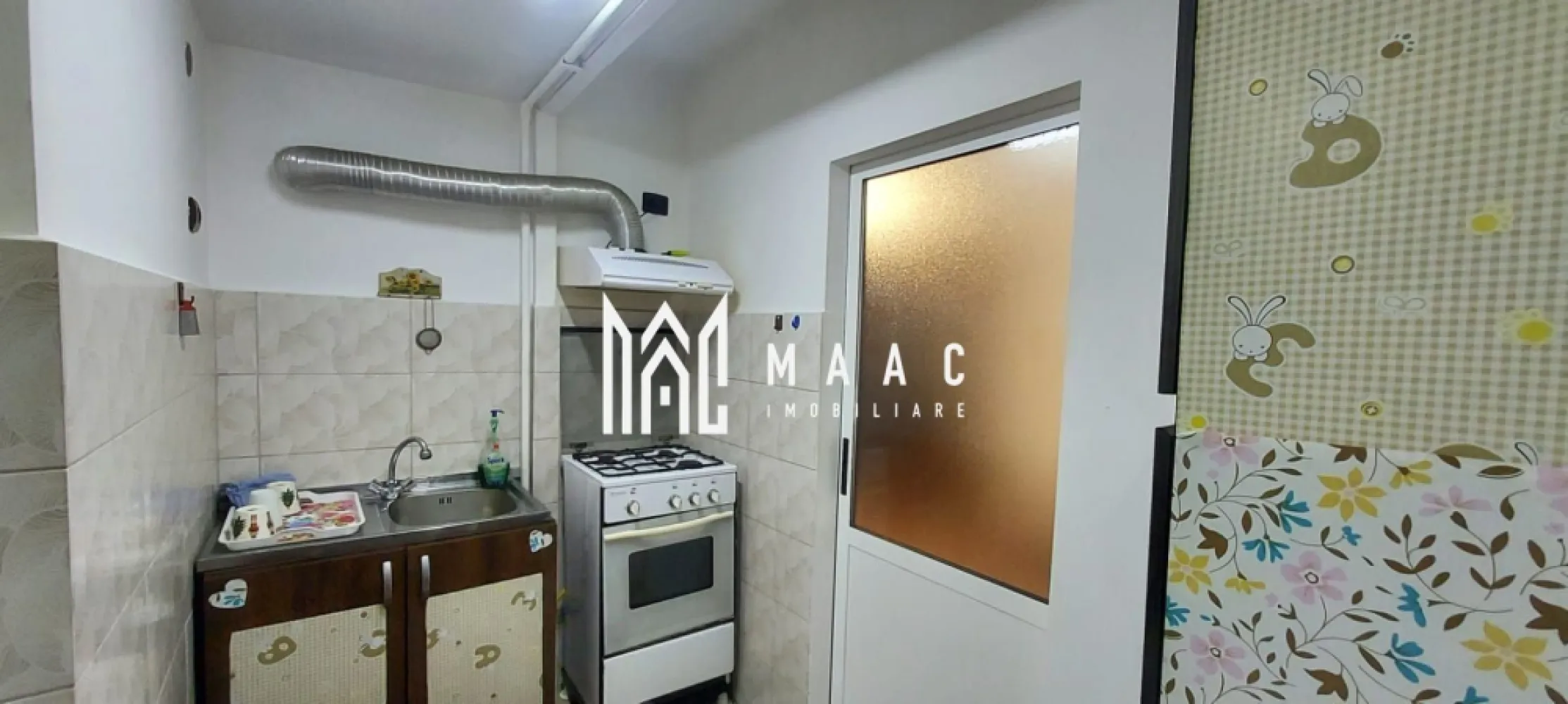 Garsoniera | 30 MPU | Loc de parcare | Ultracentral - MAAC Imobiliare vă propune spre închiriere o garsonieră situată într-o zonă ultracentrală, ideală pentru cei care își doresc confort, liniște și acces rapid către toate punctele de interes ale orașului. Garsoniera are o suprafață utilă de 30 mp și beneficiază de curte comună, un avantaj important care oferă spațiu suplimentar pentru relaxare sau posibilitatea parcării autoturismului. Locuința este compartimentată practic și este dotată cu: Bucătărie utilată, prevăzută cu frigider și aragaz Baie cu cabina de dus Sistem de încălzire eficient, pentru confort pe tot parcursul anului Proprietatea este potrivită pentru închiriere pe termen lung, fiind amplasată într-o zonă excelentă, cu acces facil la mijloace de transport în comun, magazine, instituții și alte facilități urbane. Curtea comună oferă un plus de valoare, atât prin posibilitatea de parcare, cât și prin spațiul exterior de care pot beneficia locatarii. Zona este liniștită, cu vecini civilizați și un mediu sigur. Această garsonieră reprezintă o alegere foarte bună pentru o persoană singură sau un cuplu care caută o locuință practică, bine poziționată și ușor de întreținut. Pentru mai multe detalii și programarea unei vizionări, vă rugăm să ne contactați menționând ID:CP2872958 }}