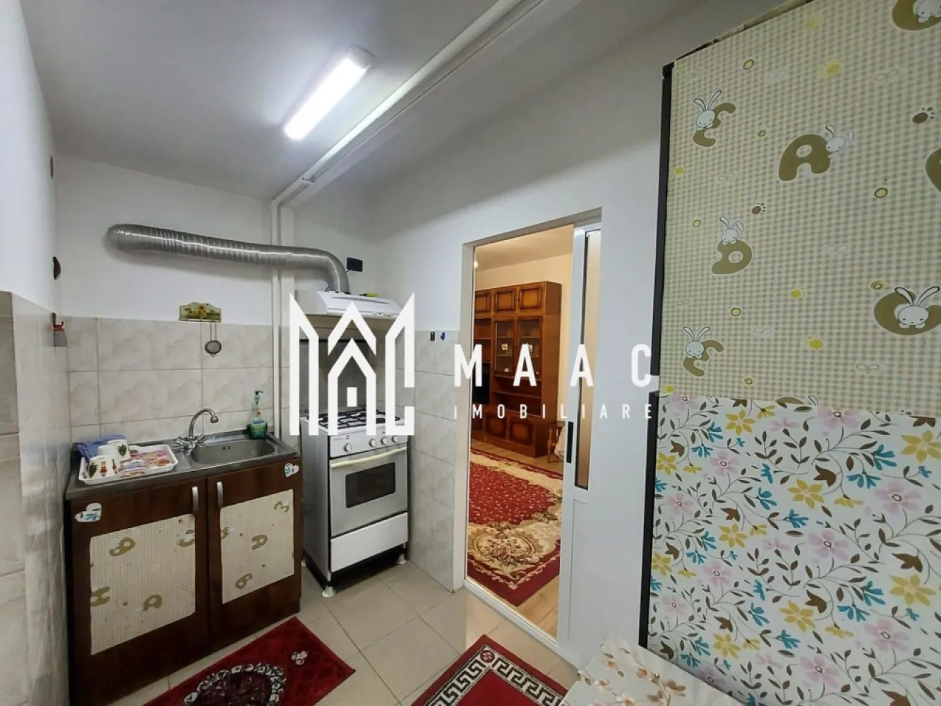 Garsoniera | 30 MPU | Loc de parcare | Ultracentral - MAAC Imobiliare vă propune spre închiriere o garsonieră situată într-o zonă ultracentrală, ideală pentru cei care își doresc confort, liniște și acces rapid către toate punctele de interes ale orașului. Garsoniera are o suprafață utilă de 30 mp și beneficiază de curte comună, un avantaj important care oferă spațiu suplimentar pentru relaxare sau posibilitatea parcării autoturismului. Locuința este compartimentată practic și este dotată cu: Bucătărie utilată, prevăzută cu frigider și aragaz Baie cu cabina de dus Sistem de încălzire eficient, pentru confort pe tot parcursul anului Proprietatea este potrivită pentru închiriere pe termen lung, fiind amplasată într-o zonă excelentă, cu acces facil la mijloace de transport în comun, magazine, instituții și alte facilități urbane. Curtea comună oferă un plus de valoare, atât prin posibilitatea de parcare, cât și prin spațiul exterior de care pot beneficia locatarii. Zona este liniștită, cu vecini civilizați și un mediu sigur. Această garsonieră reprezintă o alegere foarte bună pentru o persoană singură sau un cuplu care caută o locuință practică, bine poziționată și ușor de întreținut. Pentru mai multe detalii și programarea unei vizionări, vă rugăm să ne contactați menționând ID:CP2872958 }}