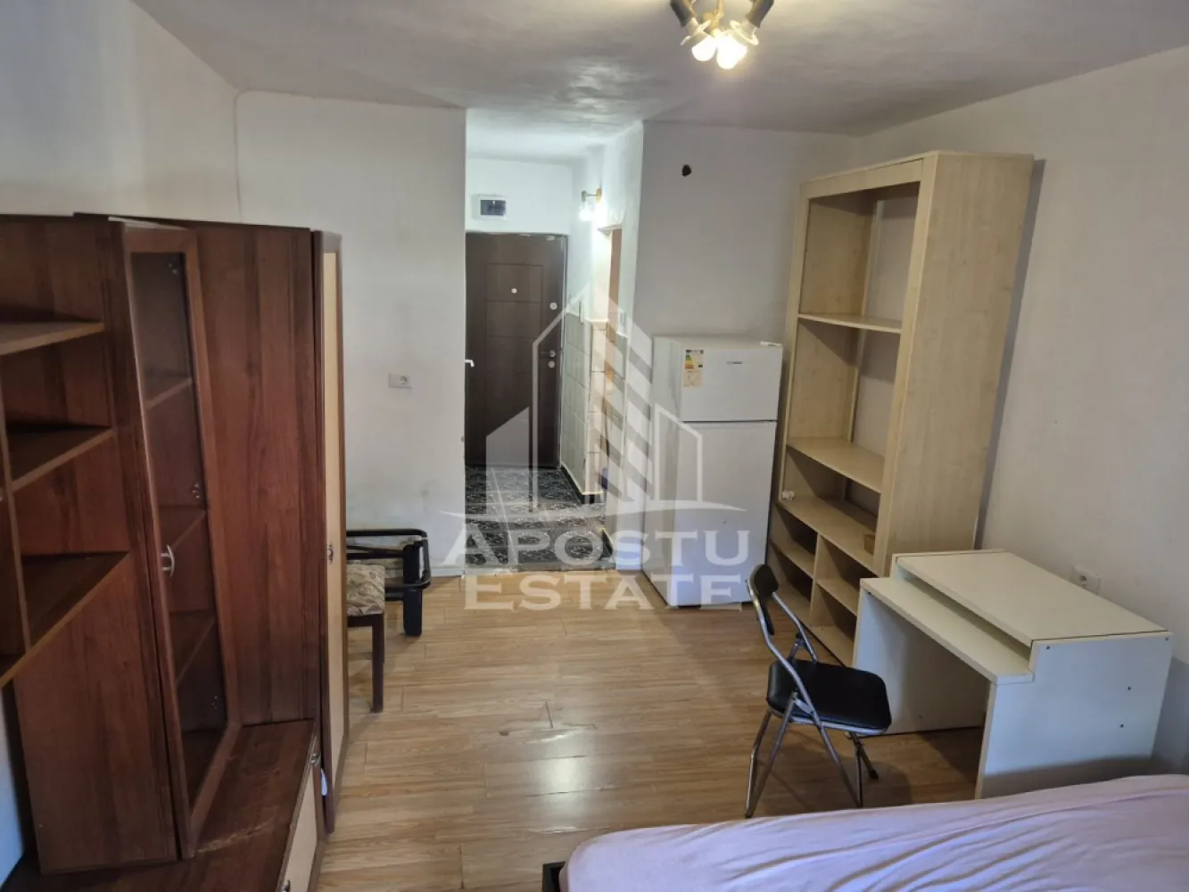 Apartament 1 camera, de inchiriat, Complexul Studentesc, Timisoara - Agentia imobiliara APOSTU ESTATE va propune spre inchiriere un apartament cu 1 camera, situat in zona Complexului Studentesc, o zona linistita si bine pozitionata din Timisoara, potrivit pentru cupluri,familii, sau studenti care isi doresc o locuinta unde sa se simta confortabil si cu acces facil catre scoli, statii de autobuz, supermarketuri , magazine de zona, parcuri.

Suprafata utila: 26 mp
Compartimentare eficienta:
-Hol de acces generos
-Bucatarie complet mobilata si utilata
-Living luminos si spatios
-Baie prevazuta cu dus

Confort si facilitati:
-Incalzirea apartamentului: colterm
-Apartamentul este complet mobilat si utilat
-Nu se accepta animale de companie de catre proprietar

Localizare:
-Timis,Timisoara, zona Complexului Studentesc – acces facil spre magazine, supermarketuri, scoli, parcuri si mijloace de transport in comun.

Ideal pentru:
-Familii
-Cupluri
-Studenti

Disponibilitate: imediata
Pret chirie lunara: 250 Euro
Programeaza o vizionare pentru a-ti putea imagina viitorul aici!
ID intern: CP2658477