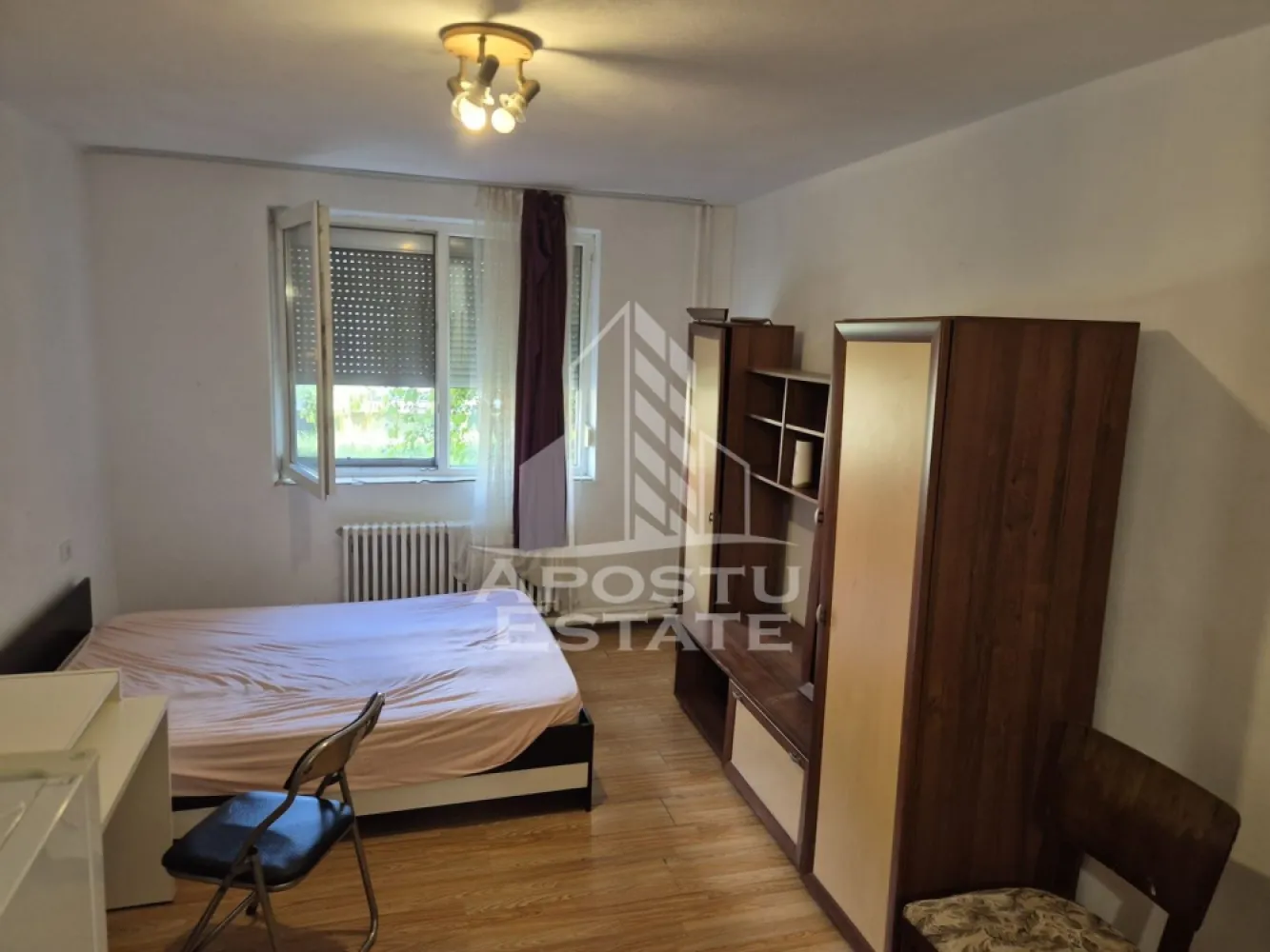 Apartament 1 camera, de inchiriat, Complexul Studentesc, Timisoara - Agentia imobiliara APOSTU ESTATE va propune spre inchiriere un apartament cu 1 camera, situat in zona Complexului Studentesc, o zona linistita si bine pozitionata din Timisoara, potrivit pentru cupluri,familii, sau studenti care isi doresc o locuinta unde sa se simta confortabil si cu acces facil catre scoli, statii de autobuz, supermarketuri , magazine de zona, parcuri.

Suprafata utila: 26 mp
Compartimentare eficienta:
-Hol de acces generos
-Bucatarie complet mobilata si utilata
-Living luminos si spatios
-Baie prevazuta cu dus

Confort si facilitati:
-Incalzirea apartamentului: colterm
-Apartamentul este complet mobilat si utilat
-Nu se accepta animale de companie de catre proprietar

Localizare:
-Timis,Timisoara, zona Complexului Studentesc – acces facil spre magazine, supermarketuri, scoli, parcuri si mijloace de transport in comun.

Ideal pentru:
-Familii
-Cupluri
-Studenti

Disponibilitate: imediata
Pret chirie lunara: 250 Euro
Programeaza o vizionare pentru a-ti putea imagina viitorul aici!
ID intern: CP2658477
