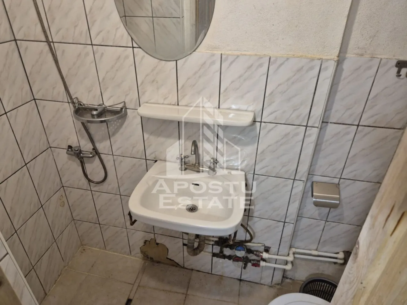 Apartament 1 camera, de inchiriat, Complexul Studentesc, Timisoara - Agentia imobiliara APOSTU ESTATE va propune spre inchiriere un apartament cu 1 camera, situat in zona Complexului Studentesc, o zona linistita si bine pozitionata din Timisoara, potrivit pentru cupluri,familii, sau studenti care isi doresc o locuinta unde sa se simta confortabil si cu acces facil catre scoli, statii de autobuz, supermarketuri , magazine de zona, parcuri.

Suprafata utila: 26 mp
Compartimentare eficienta:
-Hol de acces generos
-Bucatarie complet mobilata si utilata
-Living luminos si spatios
-Baie prevazuta cu dus

Confort si facilitati:
-Incalzirea apartamentului: colterm
-Apartamentul este complet mobilat si utilat
-Nu se accepta animale de companie de catre proprietar

Localizare:
-Timis,Timisoara, zona Complexului Studentesc – acces facil spre magazine, supermarketuri, scoli, parcuri si mijloace de transport in comun.

Ideal pentru:
-Familii
-Cupluri
-Studenti

Disponibilitate: imediata
Pret chirie lunara: 250 Euro
Programeaza o vizionare pentru a-ti putea imagina viitorul aici!
ID intern: CP2658477