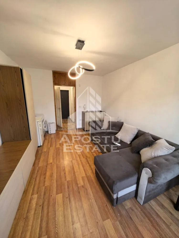 Garsoniera, aer aconditionat, zona Complex - APOSTU ESTATE va ofera spre inchiriere o garsoniera, decomandat cu 1 camera, situat la parter/2, cu aer aconditionat, complet renovat, in zona Complex.

Acest apartament dispune de o suprafata de 25 mp si este compartimentat astfel:

- Hol de acces 
- Bucatarie complet mobilata fara usa
- Sufragerie spatioasa si luminoasa, mobilata cu canapea extensibila
- Baie cu cabina de dus 

Dotari:
- Confortul termic este asigurat prin termoficare cu calorifere
- Aer aconditionat
- Masina de rufe
- TV
- Wireless

Apartamentul poate fi ocupat imediat.

Va invitam cu drag la vizionare!
ID intern: CP2330691