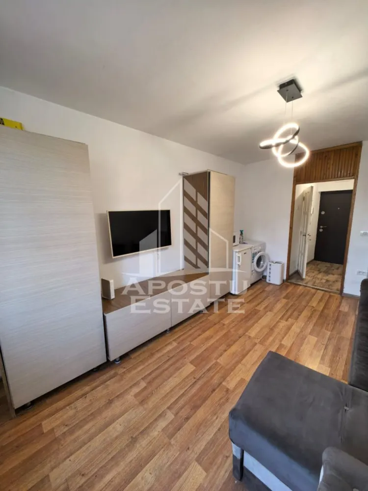 Garsoniera, aer aconditionat, zona Complex - APOSTU ESTATE va ofera spre inchiriere o garsoniera, decomandat cu 1 camera, situat la parter/2, cu aer aconditionat, complet renovat, in zona Complex.

Acest apartament dispune de o suprafata de 25 mp si este compartimentat astfel:

- Hol de acces 
- Bucatarie complet mobilata fara usa
- Sufragerie spatioasa si luminoasa, mobilata cu canapea extensibila
- Baie cu cabina de dus 

Dotari:
- Confortul termic este asigurat prin termoficare cu calorifere
- Aer aconditionat
- Masina de rufe
- TV
- Wireless

Apartamentul poate fi ocupat imediat.

Va invitam cu drag la vizionare!
ID intern: CP2330691