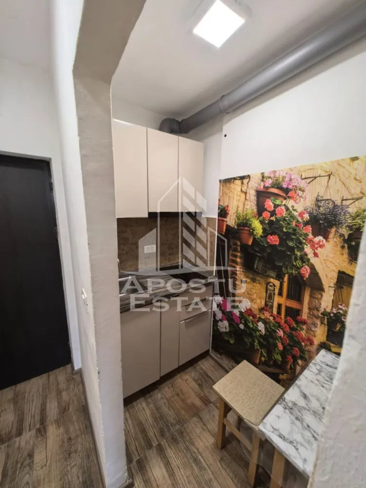 Garsoniera, aer aconditionat, zona Complex - APOSTU ESTATE va ofera spre inchiriere o garsoniera, decomandat cu 1 camera, situat la parter/2, cu aer aconditionat, complet renovat, in zona Complex.

Acest apartament dispune de o suprafata de 25 mp si este compartimentat astfel:

- Hol de acces 
- Bucatarie complet mobilata fara usa
- Sufragerie spatioasa si luminoasa, mobilata cu canapea extensibila
- Baie cu cabina de dus 

Dotari:
- Confortul termic este asigurat prin termoficare cu calorifere
- Aer aconditionat
- Masina de rufe
- TV
- Wireless

Apartamentul poate fi ocupat imediat.

Va invitam cu drag la vizionare!
ID intern: CP2330691