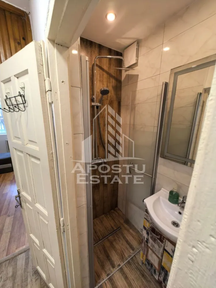 Garsoniera, aer aconditionat, zona Complex - APOSTU ESTATE va ofera spre inchiriere o garsoniera, decomandat cu 1 camera, situat la parter/2, cu aer aconditionat, complet renovat, in zona Complex.

Acest apartament dispune de o suprafata de 25 mp si este compartimentat astfel:

- Hol de acces 
- Bucatarie complet mobilata fara usa
- Sufragerie spatioasa si luminoasa, mobilata cu canapea extensibila
- Baie cu cabina de dus 

Dotari:
- Confortul termic este asigurat prin termoficare cu calorifere
- Aer aconditionat
- Masina de rufe
- TV
- Wireless

Apartamentul poate fi ocupat imediat.

Va invitam cu drag la vizionare!
ID intern: CP2330691
