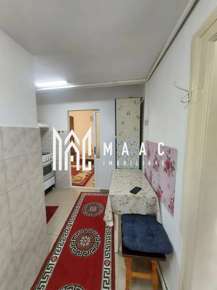 Garsoniera | 30 MPU | Loc de parcare | Ultracentral - MAAC Imobiliare vă propune spre închiriere o garsonieră situată într-o zonă ultracentrală, ideală pentru cei care își doresc confort, liniște și acces rapid către toate punctele de interes ale orașului. Garsoniera are o suprafață utilă de 30 mp și beneficiază de curte comună, un avantaj important care oferă spațiu suplimentar pentru relaxare sau posibilitatea parcării autoturismului. Locuința este compartimentată practic și este dotată cu: Bucătărie utilată, prevăzută cu frigider și aragaz Baie cu cabina de dus Sistem de încălzire eficient, pentru confort pe tot parcursul anului Proprietatea este potrivită pentru închiriere pe termen lung, fiind amplasată într-o zonă excelentă, cu acces facil la mijloace de transport în comun, magazine, instituții și alte facilități urbane. Curtea comună oferă un plus de valoare, atât prin posibilitatea de parcare, cât și prin spațiul exterior de care pot beneficia locatarii. Zona este liniștită, cu vecini civilizați și un mediu sigur. Această garsonieră reprezintă o alegere foarte bună pentru o persoană singură sau un cuplu care caută o locuință practică, bine poziționată și ușor de întreținut. Pentru mai multe detalii și programarea unei vizionări, vă rugăm să ne contactați menționând ID:CP2872958 }}