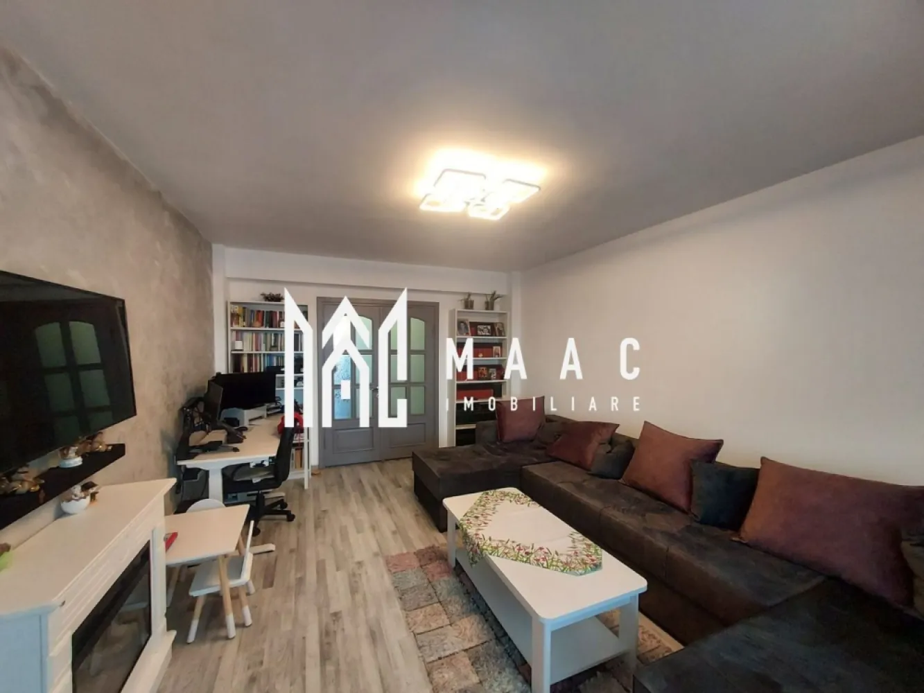 Apartament 3 Camere | Decomandat | 2 Bai | Lift | Terezian - MAAC Imobiliare vă propune spre vânzare un apartament cu 3 camere decomandate, situat în zona Terezian, o zonă apreciată pentru accesibilitate și proximitatea față de punctele de interes ale orașului.

Proprietatea are o suprafață utilă de 75 mp și două băi și cele trei balcoane, fiind o alegere potrivită pentru o familie care își dorește confort și spațiu.

Apartamentul a fost renovat complet în urmă cu 3 ani, beneficiind de îmbunătățiri importante și de un nivel ridicat de confort.

Compartimentare
Living spațios
2 dormitoare
Bucătărie separată
Hol generos
2 băi:
baie cu cadă și geam pentru aerisire naturală
baie cu cabină de duș
3 balcoane:
2 balcoane închise
1 balcon deschis
Dotări și îmbunătățiri
Compartimentare decomandată
Renovat complet acum 3 ani
3 aparate de aer condiționat
Izolație interioară
Finisaje și instalații în stare foarte bună
Alte beneficii
Boxă pentru depozitare
Apartament bine întreținut
Spații generoase și funcționale
Avantaje locație
Zonă Terezian
Aproape de magazine, școli, grădinițe și mijloace de transport în comun
Acces rapid către centrul orașului și principalele artere de circulație

Această proprietate este ideală pentru cei care caută un apartament spațios, renovat și pregătit pentru mutare imediată.

Pentru mai multe detalii și programarea unei vizionări, vă rugăm să ne contactați menționând ID: CP3119104
