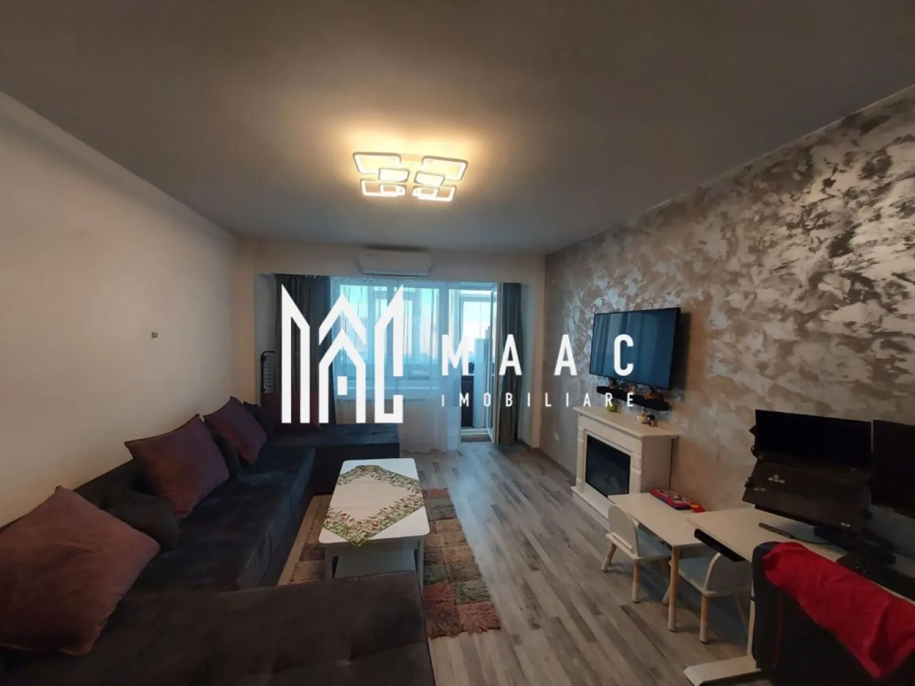 Apartament 3 Camere | Decomandat | 2 Bai | Lift | Terezian - MAAC Imobiliare vă propune spre vânzare un apartament cu 3 camere decomandate, situat în zona Terezian, o zonă apreciată pentru accesibilitate și proximitatea față de punctele de interes ale orașului.

Proprietatea are o suprafață utilă de 75 mp și două băi și cele trei balcoane, fiind o alegere potrivită pentru o familie care își dorește confort și spațiu.

Apartamentul a fost renovat complet în urmă cu 3 ani, beneficiind de îmbunătățiri importante și de un nivel ridicat de confort.

Compartimentare
Living spațios
2 dormitoare
Bucătărie separată
Hol generos
2 băi:
baie cu cadă și geam pentru aerisire naturală
baie cu cabină de duș
3 balcoane:
2 balcoane închise
1 balcon deschis
Dotări și îmbunătățiri
Compartimentare decomandată
Renovat complet acum 3 ani
3 aparate de aer condiționat
Izolație interioară
Finisaje și instalații în stare foarte bună
Alte beneficii
Boxă pentru depozitare
Apartament bine întreținut
Spații generoase și funcționale
Avantaje locație
Zonă Terezian
Aproape de magazine, școli, grădinițe și mijloace de transport în comun
Acces rapid către centrul orașului și principalele artere de circulație

Această proprietate este ideală pentru cei care caută un apartament spațios, renovat și pregătit pentru mutare imediată.

Pentru mai multe detalii și programarea unei vizionări, vă rugăm să ne contactați menționând ID: CP3119104