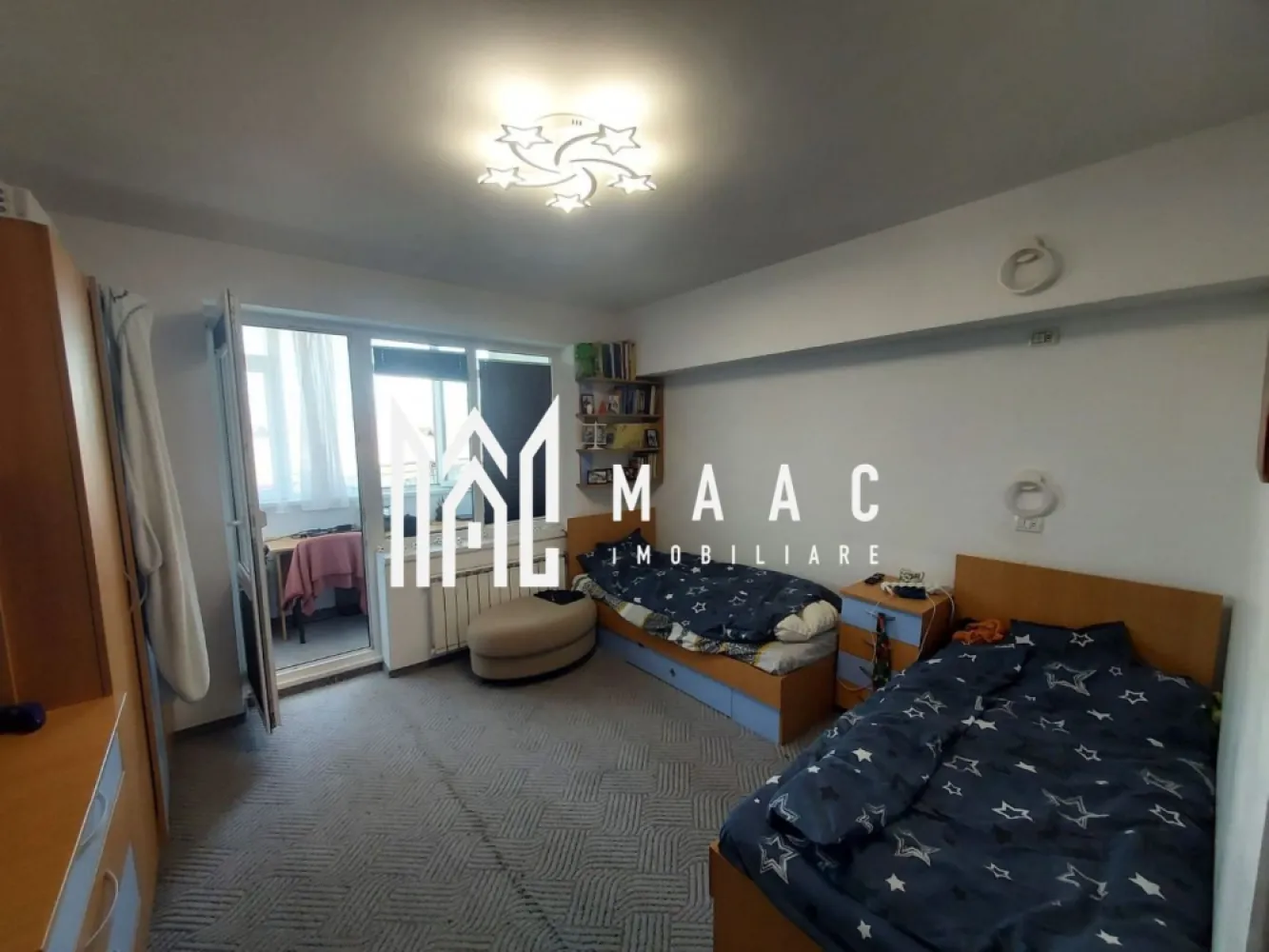 Apartament 3 Camere | Decomandat | 2 Bai | Lift | Terezian - MAAC Imobiliare vă propune spre vânzare un apartament cu 3 camere decomandate, situat în zona Terezian, o zonă apreciată pentru accesibilitate și proximitatea față de punctele de interes ale orașului.

Proprietatea are o suprafață utilă de 75 mp și două băi și cele trei balcoane, fiind o alegere potrivită pentru o familie care își dorește confort și spațiu.

Apartamentul a fost renovat complet în urmă cu 3 ani, beneficiind de îmbunătățiri importante și de un nivel ridicat de confort.

Compartimentare
Living spațios
2 dormitoare
Bucătărie separată
Hol generos
2 băi:
baie cu cadă și geam pentru aerisire naturală
baie cu cabină de duș
3 balcoane:
2 balcoane închise
1 balcon deschis
Dotări și îmbunătățiri
Compartimentare decomandată
Renovat complet acum 3 ani
3 aparate de aer condiționat
Izolație interioară
Finisaje și instalații în stare foarte bună
Alte beneficii
Boxă pentru depozitare
Apartament bine întreținut
Spații generoase și funcționale
Avantaje locație
Zonă Terezian
Aproape de magazine, școli, grădinițe și mijloace de transport în comun
Acces rapid către centrul orașului și principalele artere de circulație

Această proprietate este ideală pentru cei care caută un apartament spațios, renovat și pregătit pentru mutare imediată.

Pentru mai multe detalii și programarea unei vizionări, vă rugăm să ne contactați menționând ID: CP3119104