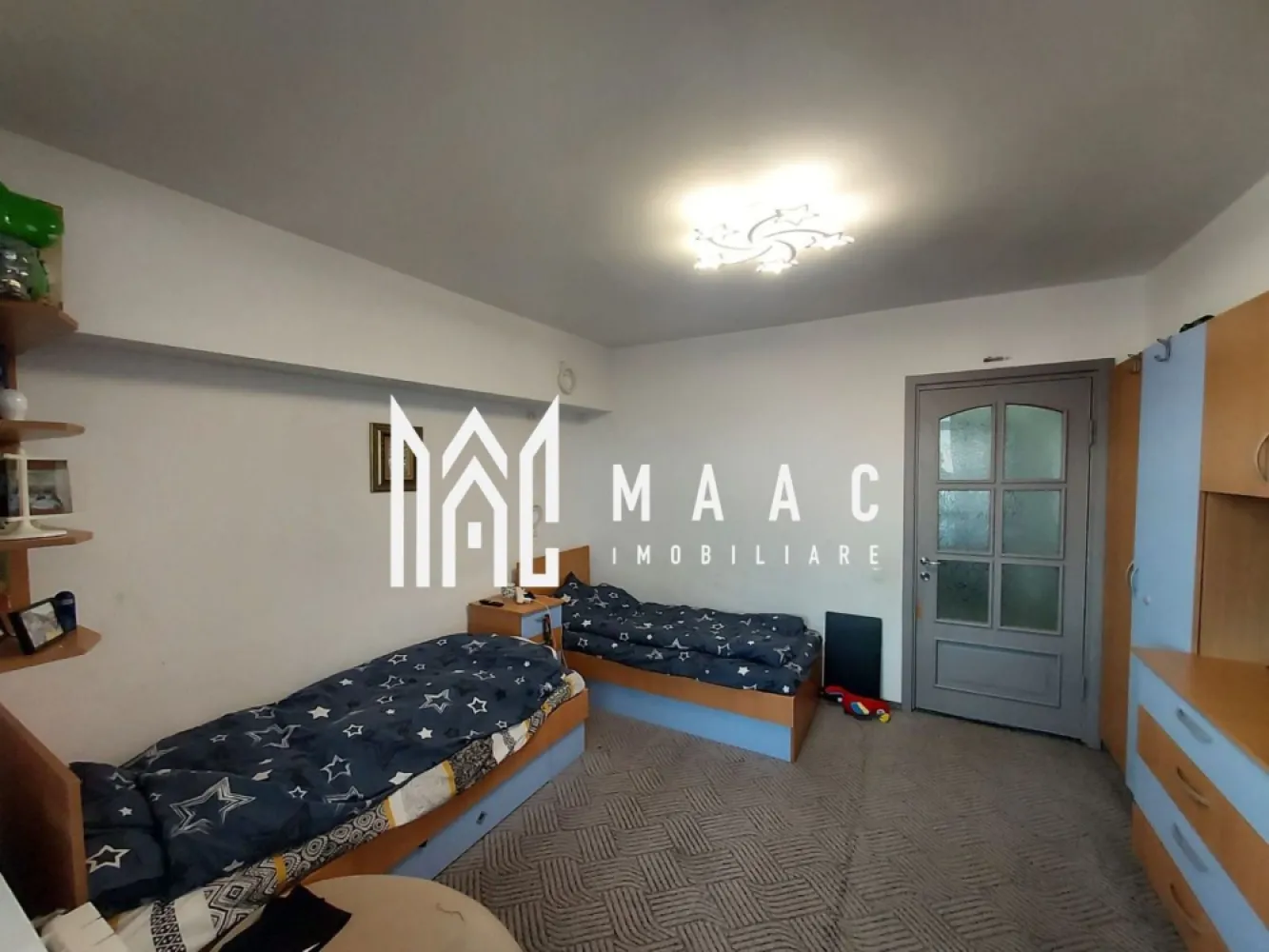 Apartament 3 Camere | Decomandat | 2 Bai | Lift | Terezian - MAAC Imobiliare vă propune spre vânzare un apartament cu 3 camere decomandate, situat în zona Terezian, o zonă apreciată pentru accesibilitate și proximitatea față de punctele de interes ale orașului.

Proprietatea are o suprafață utilă de 75 mp și două băi și cele trei balcoane, fiind o alegere potrivită pentru o familie care își dorește confort și spațiu.

Apartamentul a fost renovat complet în urmă cu 3 ani, beneficiind de îmbunătățiri importante și de un nivel ridicat de confort.

Compartimentare
Living spațios
2 dormitoare
Bucătărie separată
Hol generos
2 băi:
baie cu cadă și geam pentru aerisire naturală
baie cu cabină de duș
3 balcoane:
2 balcoane închise
1 balcon deschis
Dotări și îmbunătățiri
Compartimentare decomandată
Renovat complet acum 3 ani
3 aparate de aer condiționat
Izolație interioară
Finisaje și instalații în stare foarte bună
Alte beneficii
Boxă pentru depozitare
Apartament bine întreținut
Spații generoase și funcționale
Avantaje locație
Zonă Terezian
Aproape de magazine, școli, grădinițe și mijloace de transport în comun
Acces rapid către centrul orașului și principalele artere de circulație

Această proprietate este ideală pentru cei care caută un apartament spațios, renovat și pregătit pentru mutare imediată.

Pentru mai multe detalii și programarea unei vizionări, vă rugăm să ne contactați menționând ID: CP3119104