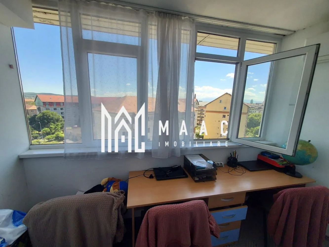 Apartament 3 Camere | Decomandat | 2 Bai | Lift | Terezian - MAAC Imobiliare vă propune spre vânzare un apartament cu 3 camere decomandate, situat în zona Terezian, o zonă apreciată pentru accesibilitate și proximitatea față de punctele de interes ale orașului.

Proprietatea are o suprafață utilă de 75 mp și două băi și cele trei balcoane, fiind o alegere potrivită pentru o familie care își dorește confort și spațiu.

Apartamentul a fost renovat complet în urmă cu 3 ani, beneficiind de îmbunătățiri importante și de un nivel ridicat de confort.

Compartimentare
Living spațios
2 dormitoare
Bucătărie separată
Hol generos
2 băi:
baie cu cadă și geam pentru aerisire naturală
baie cu cabină de duș
3 balcoane:
2 balcoane închise
1 balcon deschis
Dotări și îmbunătățiri
Compartimentare decomandată
Renovat complet acum 3 ani
3 aparate de aer condiționat
Izolație interioară
Finisaje și instalații în stare foarte bună
Alte beneficii
Boxă pentru depozitare
Apartament bine întreținut
Spații generoase și funcționale
Avantaje locație
Zonă Terezian
Aproape de magazine, școli, grădinițe și mijloace de transport în comun
Acces rapid către centrul orașului și principalele artere de circulație

Această proprietate este ideală pentru cei care caută un apartament spațios, renovat și pregătit pentru mutare imediată.

Pentru mai multe detalii și programarea unei vizionări, vă rugăm să ne contactați menționând ID: CP3119104