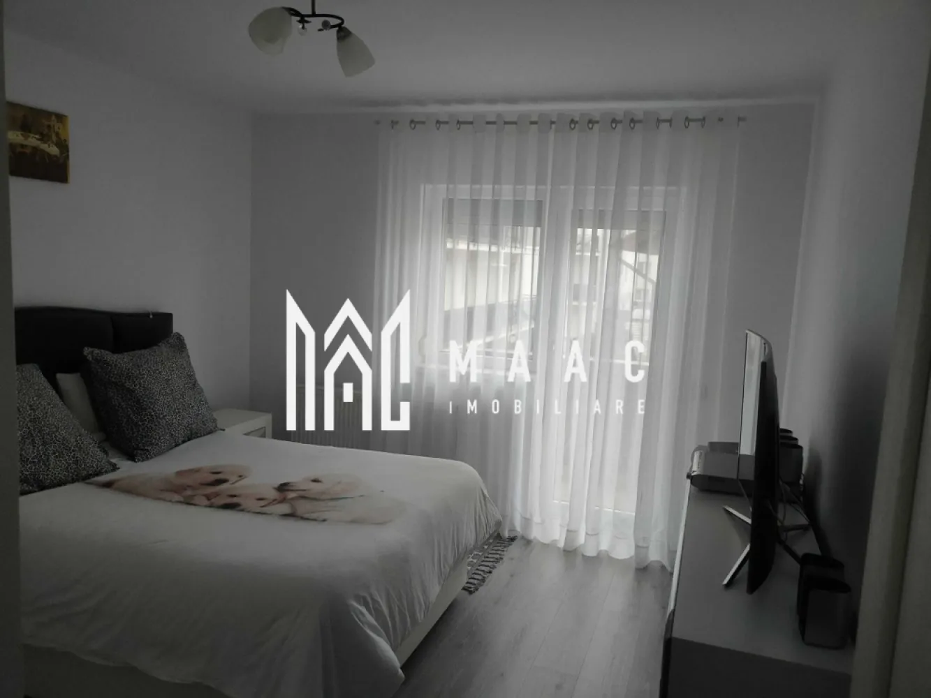 Apartament 3 camere | 78MP | Balcoane | 2 parcări | Selimbar - MAAC Imobiliare vă propune spre vânzare un apartament cu 3 camere, situat la etajul 1 al unui imobil modern, într-o zonă liniștită și bine dezvoltată. Apartamentul are o compartimentare practică și funcțională, fiind compus din living luminos, bucătărie închisă, două dormitoare, baie, hol și trei balcoane, care oferă lumină naturală și spațiu suplimentar de relaxare. Imobilul a fost construit în anul 2021 (finalizat în 2022), iar proprietatea beneficiază de două locuri de parcare incluse. Locația oferă acces facil către magazine, mijloace de transport, școli și alte puncte de interes, fiind ideal atât pentru locuire, cât și pentru investiție. Pentru mai multe detalii sau pentru a programa o vizionare, vă rugăm să ne contactați. Specificați ID-ul CP2895774. }}