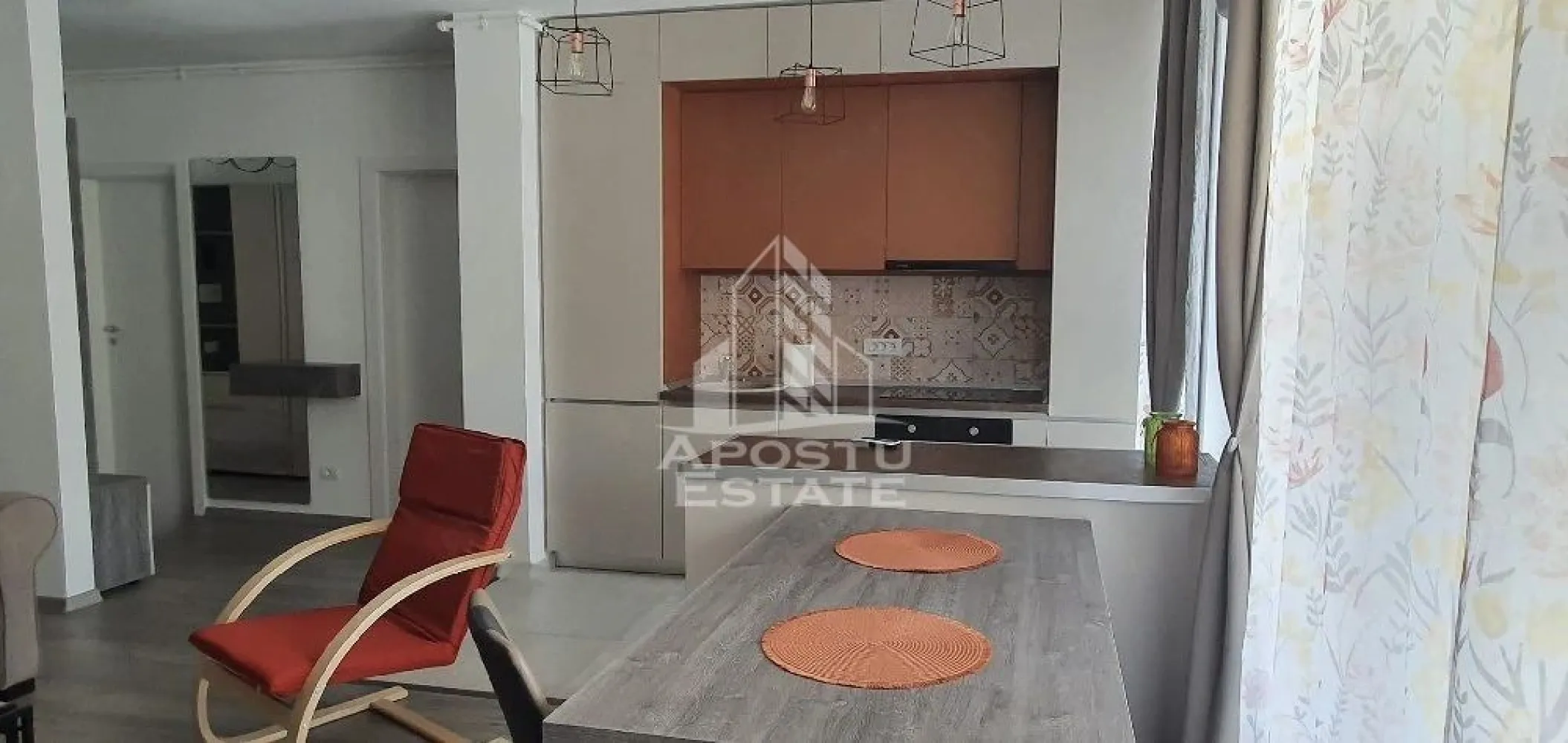 Apartament 2 camere,de inchiriat,Vivalia ,Take Ionescu, Timisoara - Agentia imobiliara APOSTU ESTATE va propune spre inchiriere un apartament cu 2 camere, spatios si luminos, situat in zona Take Ionescu , o zona linistita si bine pozitionata din Timisoara, potrivit pentru cupluri,familii, sau studenti care isi doresc o locuinta unde sa se simta confortabil si cu acces facil catre scoli, statii de autobuz, supermarketuri , magazine de zona, parcuri.
Apartamentul se afla in complexul Vivalia 
Suprafata utila: 54 mp
Compartimentare eficienta:
-Hol de acces generos
-Bucatarie complet mobilata si utilata, cu loc de luat masa
-Living luminos si spatios
-Dormitor mobilat si utilat
-Baie 
Confort si facilitati:
-Incalzirea apartamentului: centrala proprie 
-Apartamentul este complet mobilat si utilat de către proprietar 
-Loc de parcare subteran 
Localizare:
-Timis,Timisoara, zona Take Ionescu – acces facil spre magazine, supermarketul Lidl, scoli, parcuri si mijloace de transport in comun.

Ideal pentru:
-Familii
-Cupluri
-Studenti
Pret chirie lunara: 550 euro 
Programeaza o vizionare pentru a-ti putea imagina viitorul aici!
ID intern: CP3154848