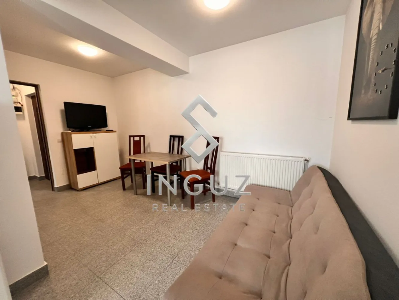 DE ÎNCHIRIAT – APARTAMENT 2 CAMERE – ZONA DOAMNA GHICA - DE ÎNCHIRIAT – APARTAMENT 2 CAMERE – ZONA DOAMNA GHICA

Oferim spre închiriere un apartament cu 2 camere, situat în zona Doamna Ghica, într-un imobil la curte, la etajul 2.

Detalii proprietate:
• Suprafață utilă: 45 mp
• 2 camere
• Mobilat
• Utilități disponibile
• Acces facil către mijloace de transport și puncte de interes din zonă

Condiții de închiriere:
• Chirie: 500 Euro/lună (negociabil)
• Avans: 1 lună

Disponibil imediat.
Comision agenție: 50% din prima lună de chirie.

للإيجار – شقة غرفتين – منطقة دوamna ghica

متوفر للإيجار شقة مكونة من غرفتين، تقع في منطقة دوamna ghica داخل عقار ضمن فناء خاص، في الطابق الثاني.

مواصفات الشقة:
• المساحة: 45 متر مربع
• غرفتان
• مفروشة
• جميع المرافق متوفرة
• موقع جيد مع سهولة الوصول إلى وسائل النقل والخدمات

شروط الإيجار:
• الإيجار الشهري: 500 يورو (قابل للتفاوض)
• تأمين / دفعة مقدمة: شهر واحد

متاحة للإيجار فوراً.
عمولة المكتب: 50% من قيمة إيجار شهر واحد.

Inguz Real Estate

📱 +40 774 017 567
📱 +40 724 922 092
✉️ info@inguzrealestate.com
