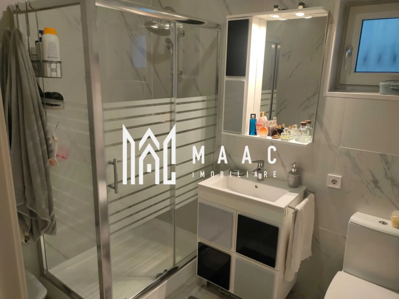 Apartament 3 camere | 78MP | Balcoane | 2 parcări | Selimbar - MAAC Imobiliare vă propune spre vânzare un apartament cu 3 camere, situat la etajul 1 al unui imobil modern, într-o zonă liniștită și bine dezvoltată. Apartamentul are o compartimentare practică și funcțională, fiind compus din living luminos, bucătărie închisă, două dormitoare, baie, hol și trei balcoane, care oferă lumină naturală și spațiu suplimentar de relaxare. Imobilul a fost construit în anul 2021 (finalizat în 2022), iar proprietatea beneficiază de două locuri de parcare incluse. Locația oferă acces facil către magazine, mijloace de transport, școli și alte puncte de interes, fiind ideal atât pentru locuire, cât și pentru investiție. Pentru mai multe detalii sau pentru a programa o vizionare, vă rugăm să ne contactați. Specificați ID-ul CP2895774. }}