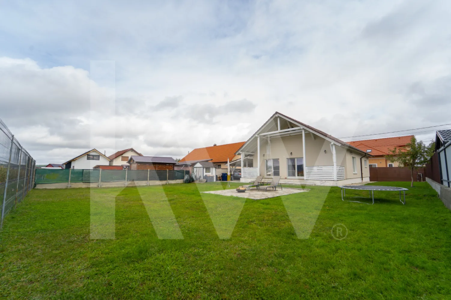 Casă individuală pe un nivel | Cristian | spațiu generos și curte 645 mp - Vă propun spre vânzare o proprietate individuală, construită pe un singur nivel, situată în Cristian, pe strada XXIV nr. 47 — o zonă liniștită, aerisită, cu acces facil și infrastructură completă (drum asfaltat).

Această locuință se remarcă printr-o compartimentare eficientă, spații generoase și o luminozitate naturală excelentă, fiind ideală pentru o familie care își dorește confort, intimitate și funcționalitate într-un cadru echilibrat.

Cu o suprafață utilă de 133 mp, amplasată pe un teren de 645 mp (din care aproximativ 400 mp liberi), proprietatea oferă atât spațiu interior bine organizat, cât și o curte perfectă pentru relaxare, grădină sau activități în aer liber.

 Compartimentare:

Living generos de 29 mp, luminos, cu acces direct către terasa acoperită — un spațiu ideal pentru relaxare în orice sezon;

Bucătărie închisă (12,8 mp), cu lumină naturală din două direcții și ieșire pe balcon deschis (4,6 mp);

Terasă acoperită de 23,2 mp, orientată către curte;

Două dormitoare, dintre care unul matrimonial cu baie proprie;

Baie secundară pe hol (6,1 mp);

Hol spațios (15,5 mp);

Balcon de 4,6 mp;

🔧 Spații suplimentare și funcționalitate:

Pivniță (2 încăperi – 22,8 mp + 8,4 mp);

Pod mansardabil (potențial de extindere sau depozitare);

Carport acoperit de 41 mp;

Sistem de supraveghere video;

Dotări & finisaje:

Proprietatea se vinde complet mobilată și utilată, cu finisaje de calitate și este pregătită pentru mutare imediată, fără investiții suplimentare.

Puncte forte:

Casă pe un singur nivel – confort și accesibilitate;

Compartimentare echilibrată și funcțională;

Luminozitate naturală excelentă;

Două zone de relaxare exterioare (terasă + balcon);

Spații multiple de depozitare și extindere;

Curte generoasă;

Zonă liniștită, cu acces facil;

 Concluzie:

Această proprietate este potrivită pentru cei care caută mai mult decât o casă — un spațiu complet, bine gândit, care oferă confort real și flexibilitate pe termen lung.

O alegere echilibrată între funcționalitate, intimitate și calitate, într-o zonă în continuă dezvoltare.