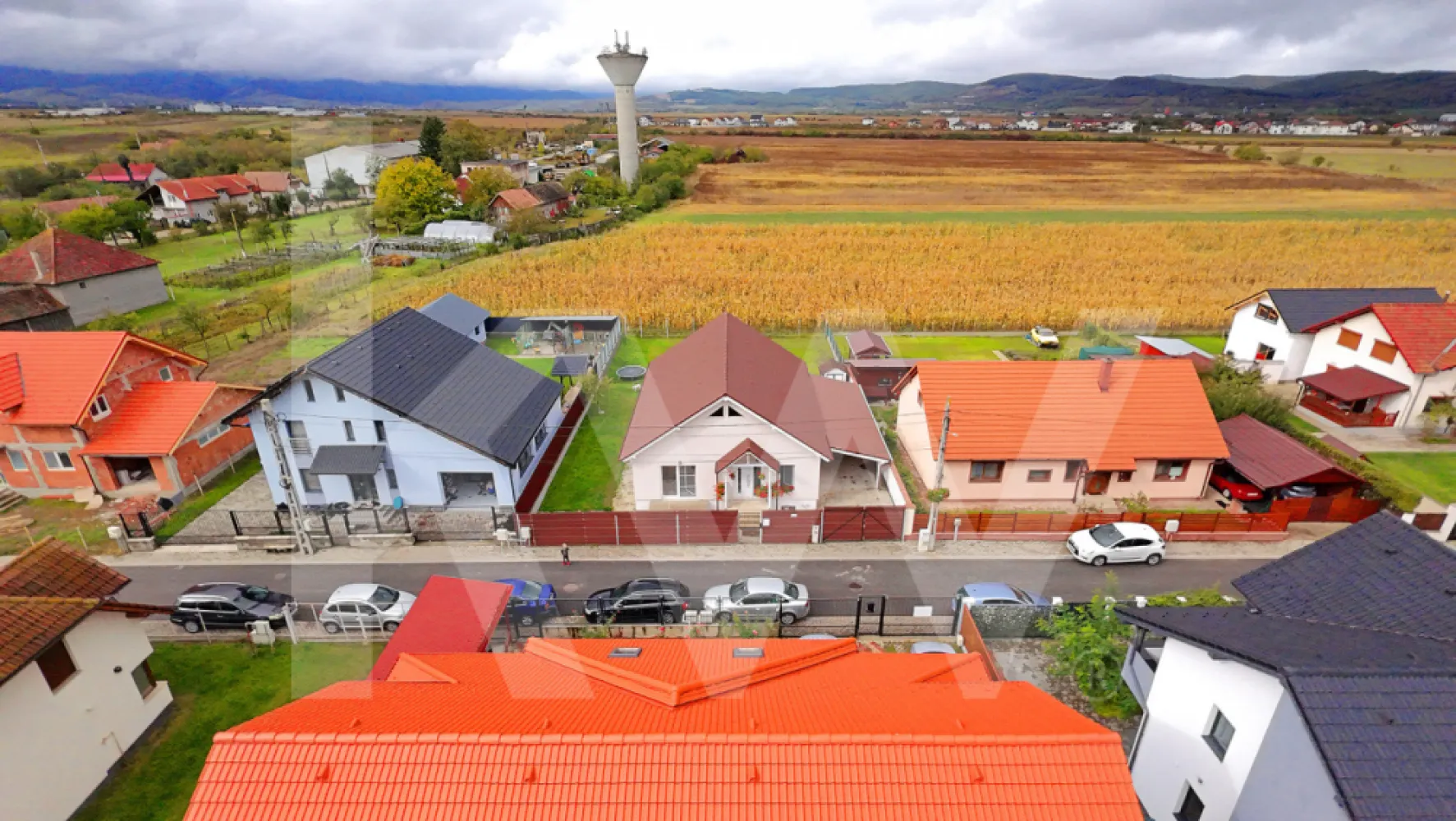 Casă individuală pe un nivel | Cristian | spațiu generos și curte 645 mp - Vă propun spre vânzare o proprietate individuală, construită pe un singur nivel, situată în Cristian, pe strada XXIV nr. 47 — o zonă liniștită, aerisită, cu acces facil și infrastructură completă (drum asfaltat).

Această locuință se remarcă printr-o compartimentare eficientă, spații generoase și o luminozitate naturală excelentă, fiind ideală pentru o familie care își dorește confort, intimitate și funcționalitate într-un cadru echilibrat.

Cu o suprafață utilă de 133 mp, amplasată pe un teren de 645 mp (din care aproximativ 400 mp liberi), proprietatea oferă atât spațiu interior bine organizat, cât și o curte perfectă pentru relaxare, grădină sau activități în aer liber.

 Compartimentare:

Living generos de 29 mp, luminos, cu acces direct către terasa acoperită — un spațiu ideal pentru relaxare în orice sezon;

Bucătărie închisă (12,8 mp), cu lumină naturală din două direcții și ieșire pe balcon deschis (4,6 mp);

Terasă acoperită de 23,2 mp, orientată către curte;

Două dormitoare, dintre care unul matrimonial cu baie proprie;

Baie secundară pe hol (6,1 mp);

Hol spațios (15,5 mp);

Balcon de 4,6 mp;

🔧 Spații suplimentare și funcționalitate:

Pivniță (2 încăperi – 22,8 mp + 8,4 mp);

Pod mansardabil (potențial de extindere sau depozitare);

Carport acoperit de 41 mp;

Sistem de supraveghere video;

Dotări & finisaje:

Proprietatea se vinde complet mobilată și utilată, cu finisaje de calitate și este pregătită pentru mutare imediată, fără investiții suplimentare.

Puncte forte:

Casă pe un singur nivel – confort și accesibilitate;

Compartimentare echilibrată și funcțională;

Luminozitate naturală excelentă;

Două zone de relaxare exterioare (terasă + balcon);

Spații multiple de depozitare și extindere;

Curte generoasă;

Zonă liniștită, cu acces facil;

 Concluzie:

Această proprietate este potrivită pentru cei care caută mai mult decât o casă — un spațiu complet, bine gândit, care oferă confort real și flexibilitate pe termen lung.

O alegere echilibrată între funcționalitate, intimitate și calitate, într-o zonă în continuă dezvoltare.