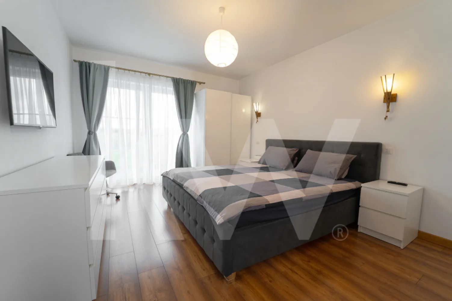 Casă individuală pe un nivel | Cristian | spațiu generos și curte 645 mp - Vă propun spre vânzare o proprietate individuală, construită pe un singur nivel, situată în Cristian, pe strada XXIV nr. 47 — o zonă liniștită, aerisită, cu acces facil și infrastructură completă (drum asfaltat).

Această locuință se remarcă printr-o compartimentare eficientă, spații generoase și o luminozitate naturală excelentă, fiind ideală pentru o familie care își dorește confort, intimitate și funcționalitate într-un cadru echilibrat.

Cu o suprafață utilă de 133 mp, amplasată pe un teren de 645 mp (din care aproximativ 400 mp liberi), proprietatea oferă atât spațiu interior bine organizat, cât și o curte perfectă pentru relaxare, grădină sau activități în aer liber.

 Compartimentare:

Living generos de 29 mp, luminos, cu acces direct către terasa acoperită — un spațiu ideal pentru relaxare în orice sezon;

Bucătărie închisă (12,8 mp), cu lumină naturală din două direcții și ieșire pe balcon deschis (4,6 mp);

Terasă acoperită de 23,2 mp, orientată către curte;

Două dormitoare, dintre care unul matrimonial cu baie proprie;

Baie secundară pe hol (6,1 mp);

Hol spațios (15,5 mp);

Balcon de 4,6 mp;

🔧 Spații suplimentare și funcționalitate:

Pivniță (2 încăperi – 22,8 mp + 8,4 mp);

Pod mansardabil (potențial de extindere sau depozitare);

Carport acoperit de 41 mp;

Sistem de supraveghere video;

Dotări & finisaje:

Proprietatea se vinde complet mobilată și utilată, cu finisaje de calitate și este pregătită pentru mutare imediată, fără investiții suplimentare.

Puncte forte:

Casă pe un singur nivel – confort și accesibilitate;

Compartimentare echilibrată și funcțională;

Luminozitate naturală excelentă;

Două zone de relaxare exterioare (terasă + balcon);

Spații multiple de depozitare și extindere;

Curte generoasă;

Zonă liniștită, cu acces facil;

 Concluzie:

Această proprietate este potrivită pentru cei care caută mai mult decât o casă — un spațiu complet, bine gândit, care oferă confort real și flexibilitate pe termen lung.

O alegere echilibrată între funcționalitate, intimitate și calitate, într-o zonă în continuă dezvoltare.