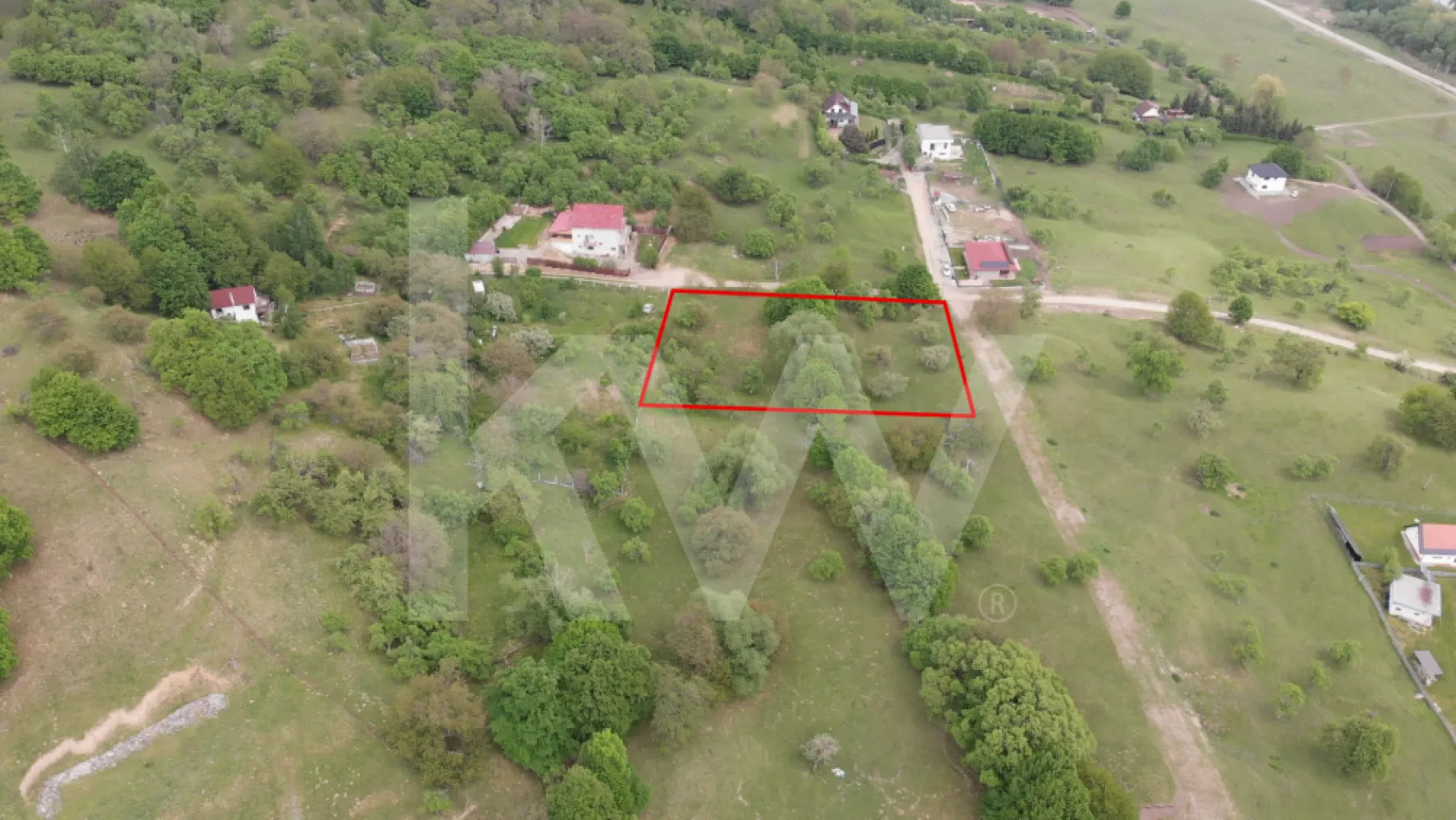 Teren intravilan în Cisnădioara – Panoramă spre Cetate și munții Fǎgǎraș - Disponibil acum pentru vânzare: teren intravilan de 855 mp, situat într-un cadru natural deosebit.
 Proprietatea se remarcă prin cele două fronturi stradale și deschiderea de 21 m, fiind pregătită pentru construcție cu rețeaua de curent electric disponibilă la limita de hotar.

De ce merită să alegeți acest teren:

Vedere panoramică spectaculoasă către Cetatea Cisnădioara și Munții Făgăraș.

Zonă înconjurată de vegetație, departe de zgomotul urban.

Acces facil datorită celor două deschideri stradale.

Potențial ridicat de valorizare în timp.

Transformați acest teren în fundația viitoarei dumneavoastră case de vacanță sau rezidențe permanente. Contactați-ma pentru mai multe informații.