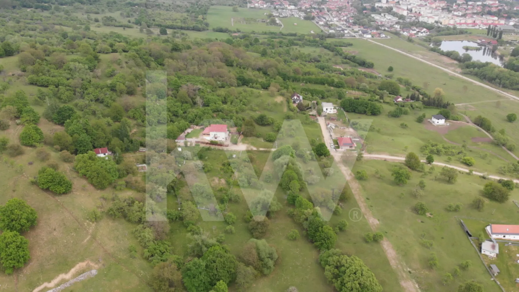 Teren intravilan în Cisnădioara – Panoramă spre Cetate și munții Fǎgǎraș - Disponibil acum pentru vânzare: teren intravilan de 855 mp, situat într-un cadru natural deosebit.
 Proprietatea se remarcă prin cele două fronturi stradale și deschiderea de 21 m, fiind pregătită pentru construcție cu rețeaua de curent electric disponibilă la limita de hotar.

De ce merită să alegeți acest teren:

Vedere panoramică spectaculoasă către Cetatea Cisnădioara și Munții Făgăraș.

Zonă înconjurată de vegetație, departe de zgomotul urban.

Acces facil datorită celor două deschideri stradale.

Potențial ridicat de valorizare în timp.

Transformați acest teren în fundația viitoarei dumneavoastră case de vacanță sau rezidențe permanente. Contactați-ma pentru mai multe informații.
