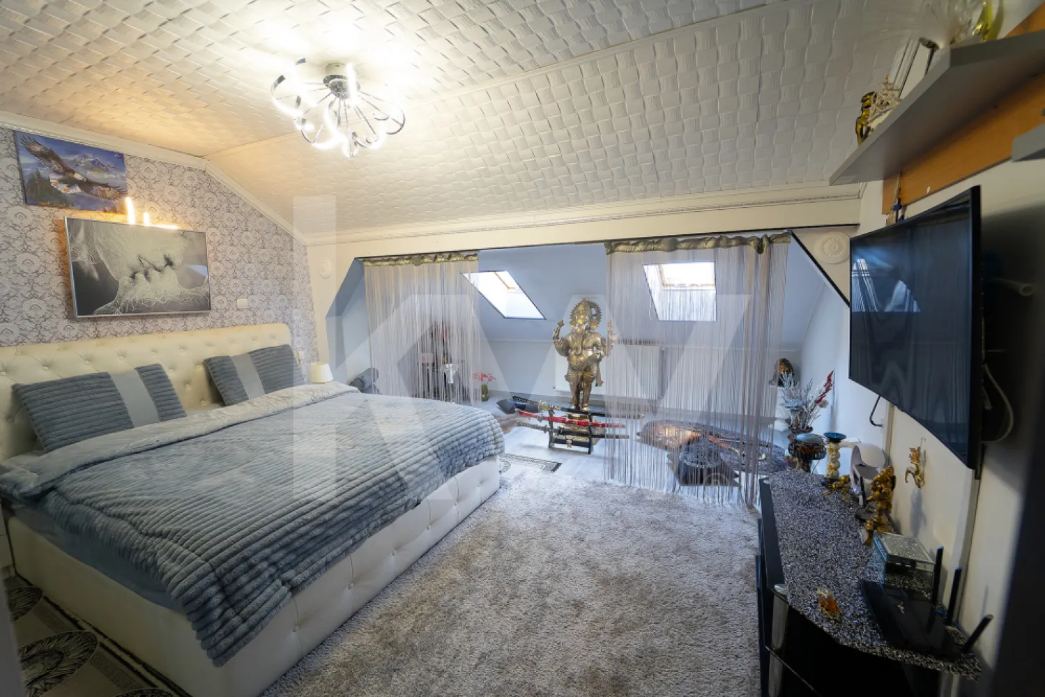 Apartament tip mansarda , decomandat , pe 2 niveluri , 92 mp utili - Vă prezentăm o proprietate deosebită, situată la ultimul etaj (5/5) al unui imobil aflat în imediata apropiere a centrului orașului. Acest apartament tip mansardă se remarcă prin stilul boem și compartimentarea inteligentă pe două niveluri, oferind o suprafață utilă de 92 mp.
Compartimentare și dotări
Locuința este complet decomandată, fiind predată mobilată și utilată sub o tematică elegantă de inspirație orientală:
Primul nivel: Cuprinde zona de zi cu bucătărie open-space, o baie modernă, un dormitor privat și un spațiu de depozitare practic (dressing) integrat sub scara interioară.
Al doilea nivel: Este dedicat unui dormitor matrimonial spațios, organizat ca zonă deschisă pentru un plus de luminozitate și relaxare.
Localizare și avantaje
Proprietatea este amplasată într-o zonă cu cerere ridicată, fiind o opțiune excelentă atât pentru rezidență, cât și pentru investiție în vederea închirierii. Principalele puncte de interes aflate în proximitate includ:
Centrul orașului și zonele comerciale;
Parcuri și spații de agrement;
Instituții de învățământ (școli și grădinițe).
Nu ezita sa programezi o vizionare la aceasta proprietate interesanta.