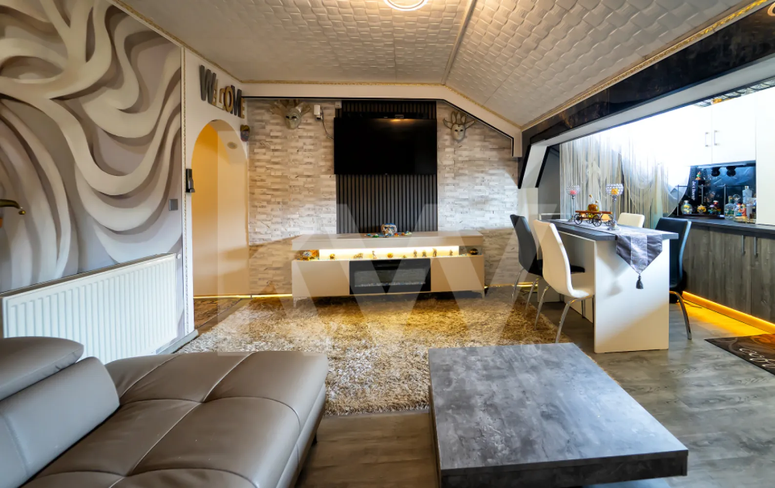 Apartament tip mansarda , decomandat , pe 2 niveluri , 92 mp utili - Vă prezentăm o proprietate deosebită, situată la ultimul etaj (5/5) al unui imobil aflat în imediata apropiere a centrului orașului. Acest apartament tip mansardă se remarcă prin stilul boem și compartimentarea inteligentă pe două niveluri, oferind o suprafață utilă de 92 mp.
Compartimentare și dotări
Locuința este complet decomandată, fiind predată mobilată și utilată sub o tematică elegantă de inspirație orientală:
Primul nivel: Cuprinde zona de zi cu bucătărie open-space, o baie modernă, un dormitor privat și un spațiu de depozitare practic (dressing) integrat sub scara interioară.
Al doilea nivel: Este dedicat unui dormitor matrimonial spațios, organizat ca zonă deschisă pentru un plus de luminozitate și relaxare.
Localizare și avantaje
Proprietatea este amplasată într-o zonă cu cerere ridicată, fiind o opțiune excelentă atât pentru rezidență, cât și pentru investiție în vederea închirierii. Principalele puncte de interes aflate în proximitate includ:
Centrul orașului și zonele comerciale;
Parcuri și spații de agrement;
Instituții de învățământ (școli și grădinițe).
Nu ezita sa programezi o vizionare la aceasta proprietate interesanta.