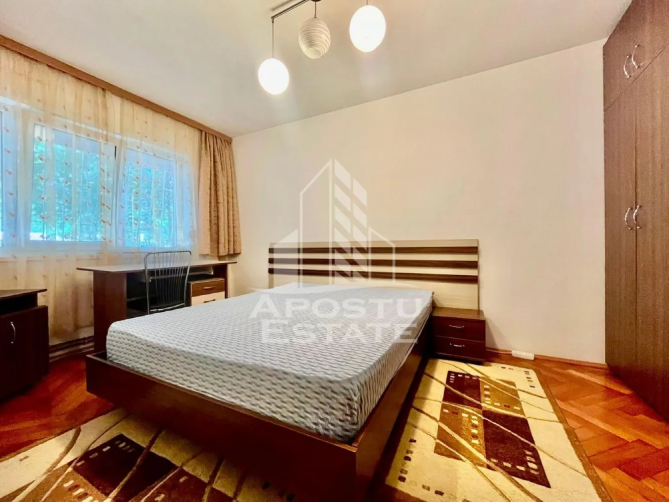 Apartament 2 camere, 52 mp utili, zona Podgoria - Apostu Estate va ofera spre inchiriere un apartament modern cu 2 camere, situat in zona Podgoria, intr-o locatie accesibila si apreciata.
Apartamentul este compartimentat practic si dispune de un living spatios si luminos, un dormitor confortabil, o bucatarie inchisa complet mobilata si utilata, precum si o baie amenajata modern.
Locuinta este dotata cu doua aparate de aer conditionat, asigurand confortul termic pe tot parcursul anului.
De asemenea, apartamentul beneficiaza de masina de spalat si masina de uscat rufe, oferind un plus de comoditate pentru viitorii chiriasi.
Mobilierul si electrocasnicele sunt in stare foarte buna, gata pentru mutare imediata.
Zona Podgoria ofera acces rapid catre mijloace de transport, magazine, restaurante si alte puncte de interes.
Apartamentul este ideal pentru un cuplu, o persoana singura sau o familie la inceput de drum.
Pentru mai multe informatii sau pentru programarea unei vizionari, va stam la dispozitie.
ID CP3155256