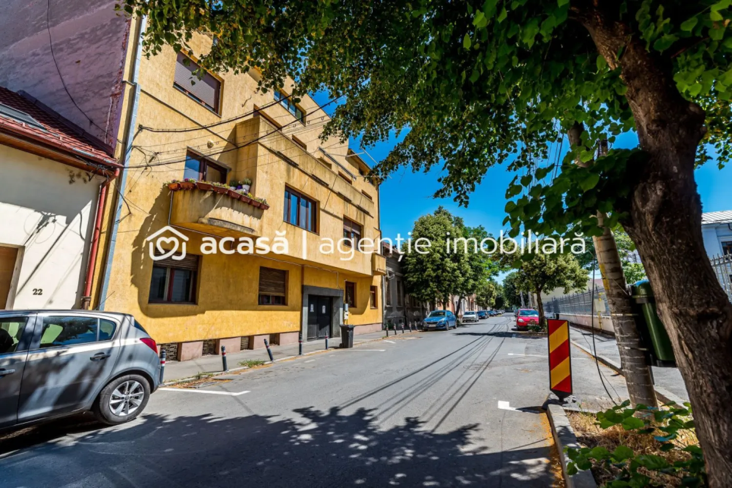 Apartament în centru cu acces auto și garaj propriu - Îți dorești să locuiești în centrul orașului, într-o zonă liniștită și cu toate facilitățile la câțiva pași, acest apartament poate fi alegerea potrivită.

Situat pe strada Vicențiu Babeș, într-una dintre cele mai apreciate și accesibile zone centrale ale Aradului, apartamentul oferă avantajul unei locații excelente, cu acces rapid către magazine, farmacii, piață, mijloace de transport, restaurante și instituții importante.

Locuința este amplasată la parter înalt, fiind potrivită pentru o persoană sau un cuplu care își dorește confort, accesibilitate și costuri reduse de întreținere.

Apartamentul este amenajat și dispune de:
• cameră de zi luminoasă;
• dormitor;
• bucătărie;
• baie;
• centrală termică pe gaz;
• ferestre PVC.

Un avantaj rar întâlnit în această zonă este accesul auto în curtea imobilului și garajul propriu. În prezent acesta este amenajat ca bucătărie de vară, însă poate fi folosit cu ușurință ca spațiu de depozitare sau poate fi readus la destinația inițială pentru parcarea autoturismului.

În plus, proprietatea beneficiază și de o boxă spațioasă la subsol, ideală pentru depozitare.

Această proprietate reprezintă una dintre cele mai accesibile oportunități din zona centrală, oferind atât confortul unei locuințe bine întreținute, cât și avantajul unor spații auxiliare greu de găsit în această locație.

Pentru informații suplimentare și programarea unei vizionări:
Andrei Caracioni ☎ 0757 662 907, Acasă Arad

Cod proprietate: CP3128416