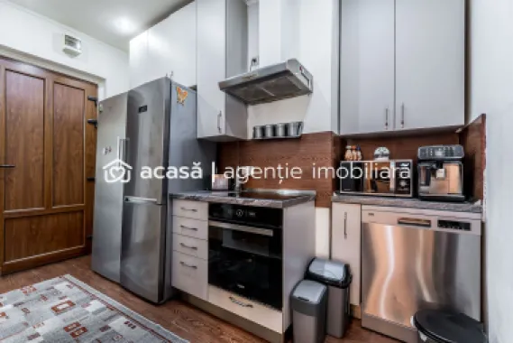 Apartament în centru cu acces auto și garaj propriu