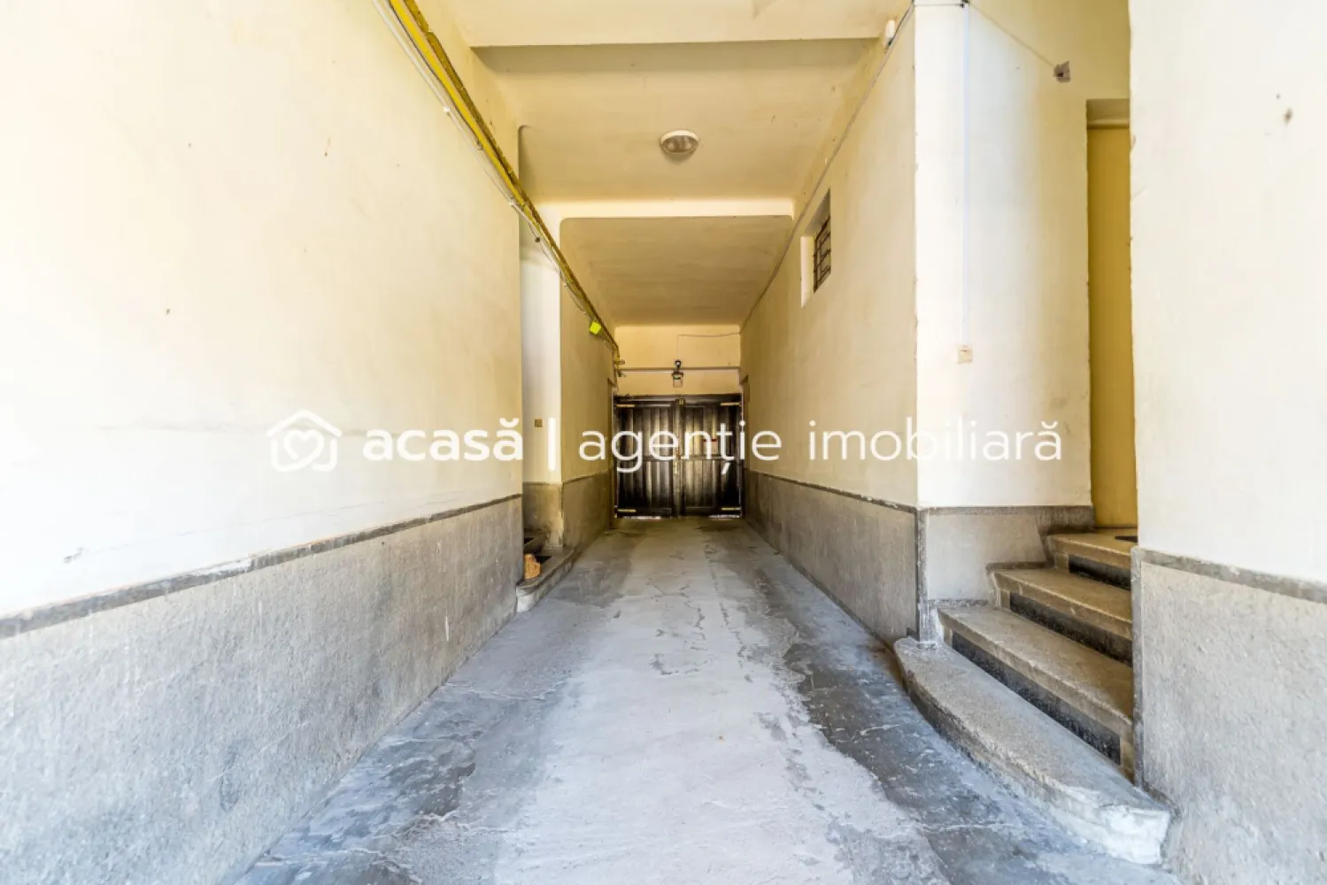 Apartament în centru cu acces auto și garaj propriu - Îți dorești să locuiești în centrul orașului, într-o zonă liniștită și cu toate facilitățile la câțiva pași, acest apartament poate fi alegerea potrivită.

Situat pe strada Vicențiu Babeș, într-una dintre cele mai apreciate și accesibile zone centrale ale Aradului, apartamentul oferă avantajul unei locații excelente, cu acces rapid către magazine, farmacii, piață, mijloace de transport, restaurante și instituții importante.

Locuința este amplasată la parter înalt, fiind potrivită pentru o persoană sau un cuplu care își dorește confort, accesibilitate și costuri reduse de întreținere.

Apartamentul este amenajat și dispune de:
• cameră de zi luminoasă;
• dormitor;
• bucătărie;
• baie;
• centrală termică pe gaz;
• ferestre PVC.

Un avantaj rar întâlnit în această zonă este accesul auto în curtea imobilului și garajul propriu. În prezent acesta este amenajat ca bucătărie de vară, însă poate fi folosit cu ușurință ca spațiu de depozitare sau poate fi readus la destinația inițială pentru parcarea autoturismului.

În plus, proprietatea beneficiază și de o boxă spațioasă la subsol, ideală pentru depozitare.

Această proprietate reprezintă una dintre cele mai accesibile oportunități din zona centrală, oferind atât confortul unei locuințe bine întreținute, cât și avantajul unor spații auxiliare greu de găsit în această locație.

Pentru informații suplimentare și programarea unei vizionări:
Andrei Caracioni ☎ 0757 662 907, Acasă Arad

Cod proprietate: CP3128416