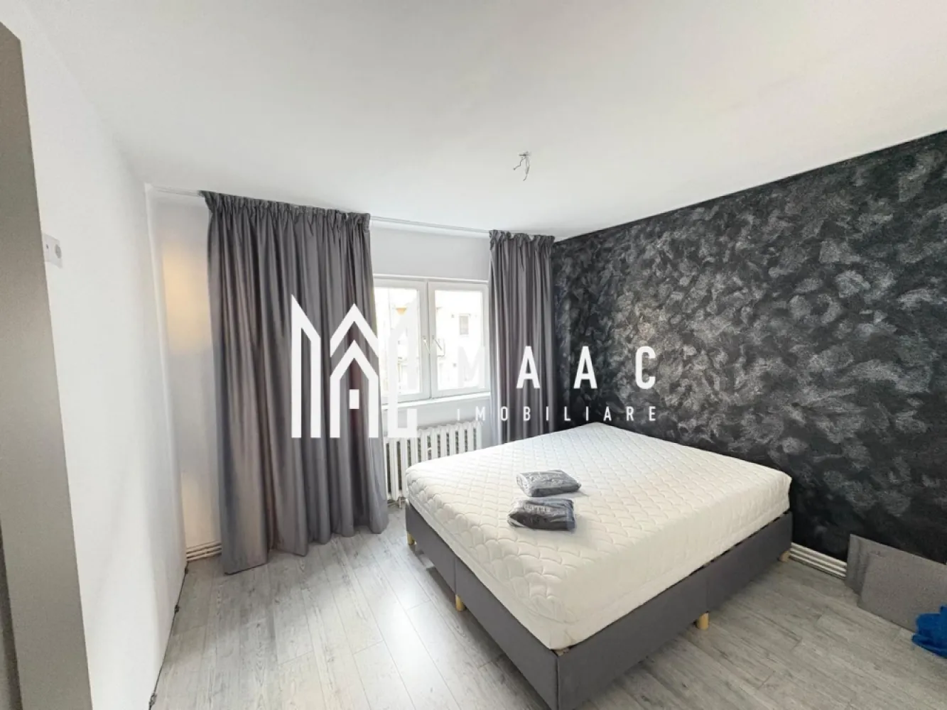Apartament 3 camere I Etajul 2 I Zona Milea - MAAC imobiliare va propune spre vânzare un apartament situat la etajul 2 din 4 pe o stradă cu sens unic zona Vasile Aron aproape de Strada V Milea Apartamentul este renovat complet Are 2 dirmitoare parțial mobilate Bucătărie open space parțial mobilată și utilată cu frigider și mașina de spălat Baia complet utilată Dispune de pivniță aproximativ 7 mp Pentru mai multe detalii și vizionare precizați ca ați văzut anunțul cu ID CP2896172 }}